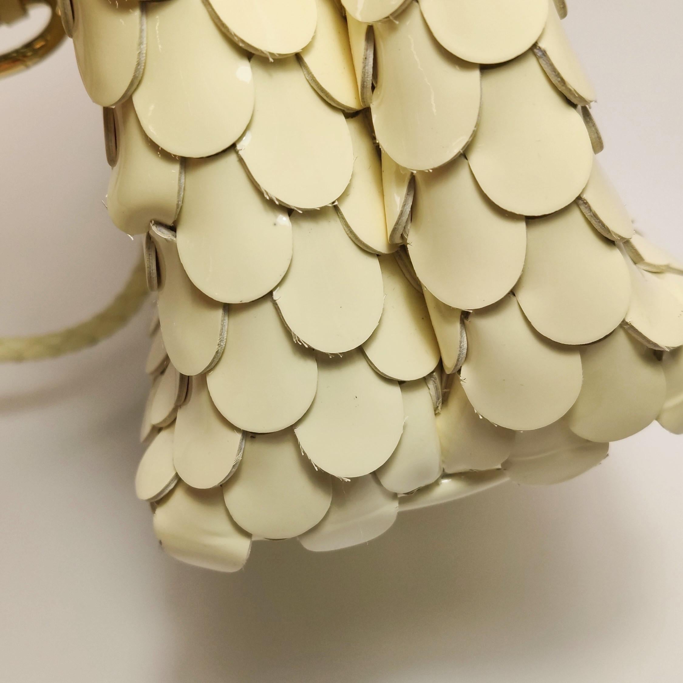 Bottega Veneta - Andiamo - Petit sac à main en cuir verni jaune écailles de poisson en vente 3