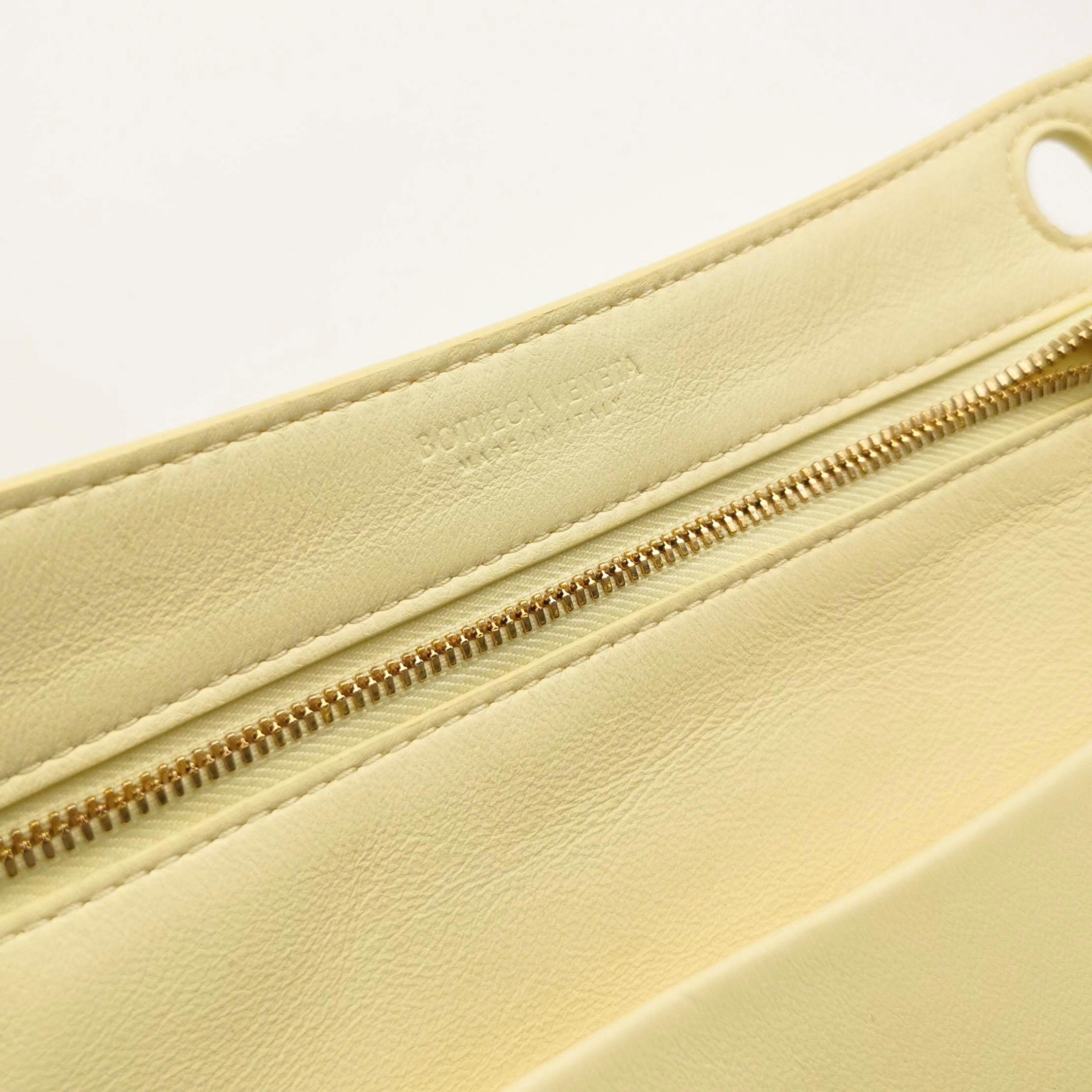 Bottega Veneta - Andiamo - Petit sac à main en cuir verni jaune écailles de poisson en vente 4