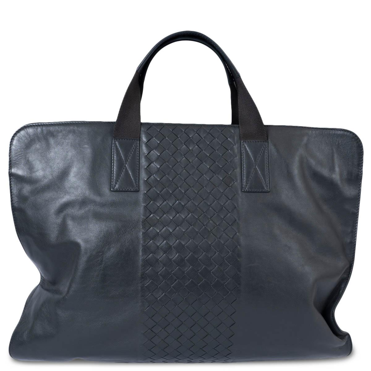 BOTTEGA VENETA anthracite gray leather INTRECCIATO SOFT BRIEFCASE Bag In Excellent Condition For Sale In Zürich, CH