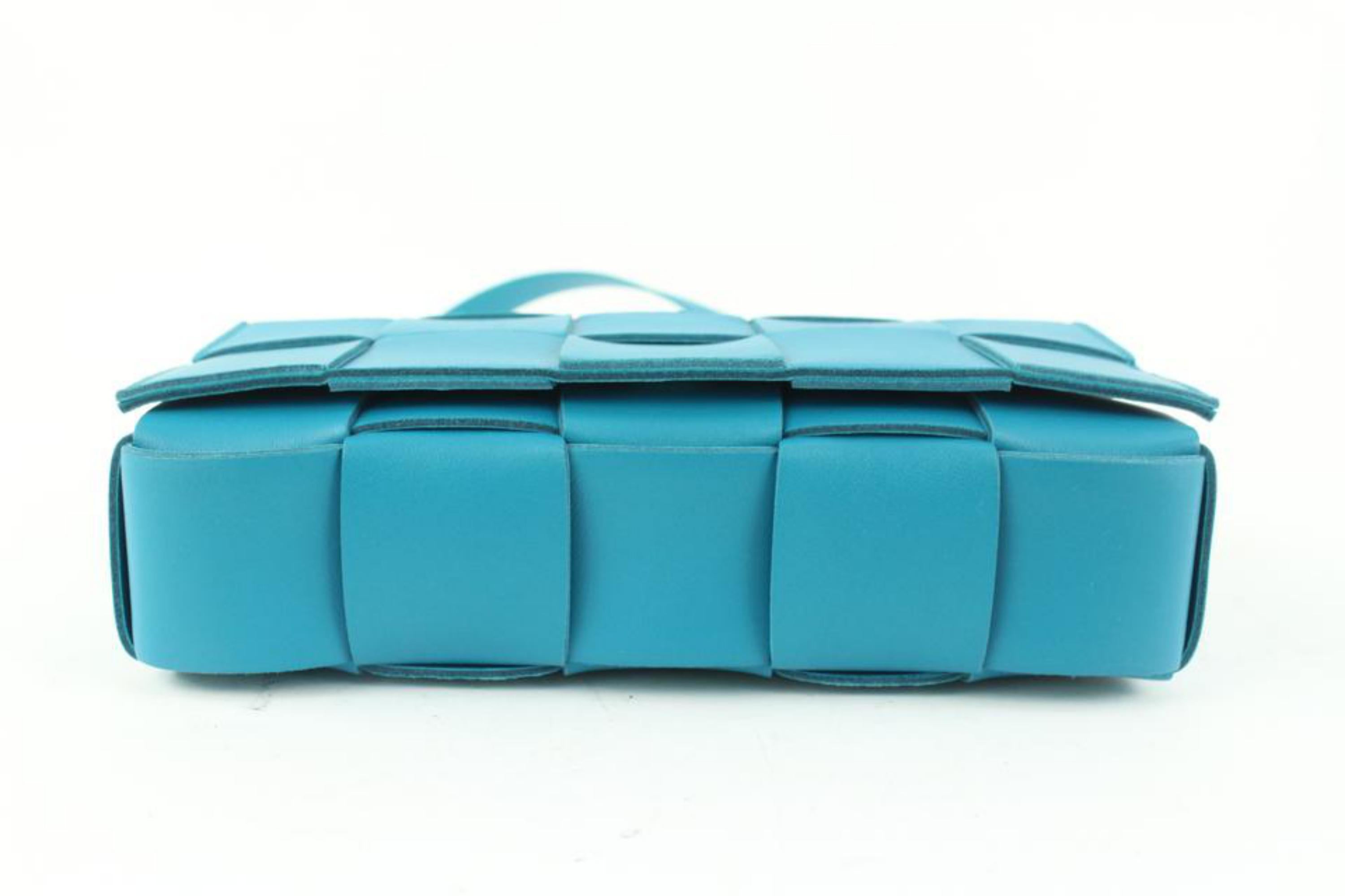 Bottega Veneta Aqua Blue Intrecciato Leather Cassette Maxi Crossbody Clutch  For Sale 4