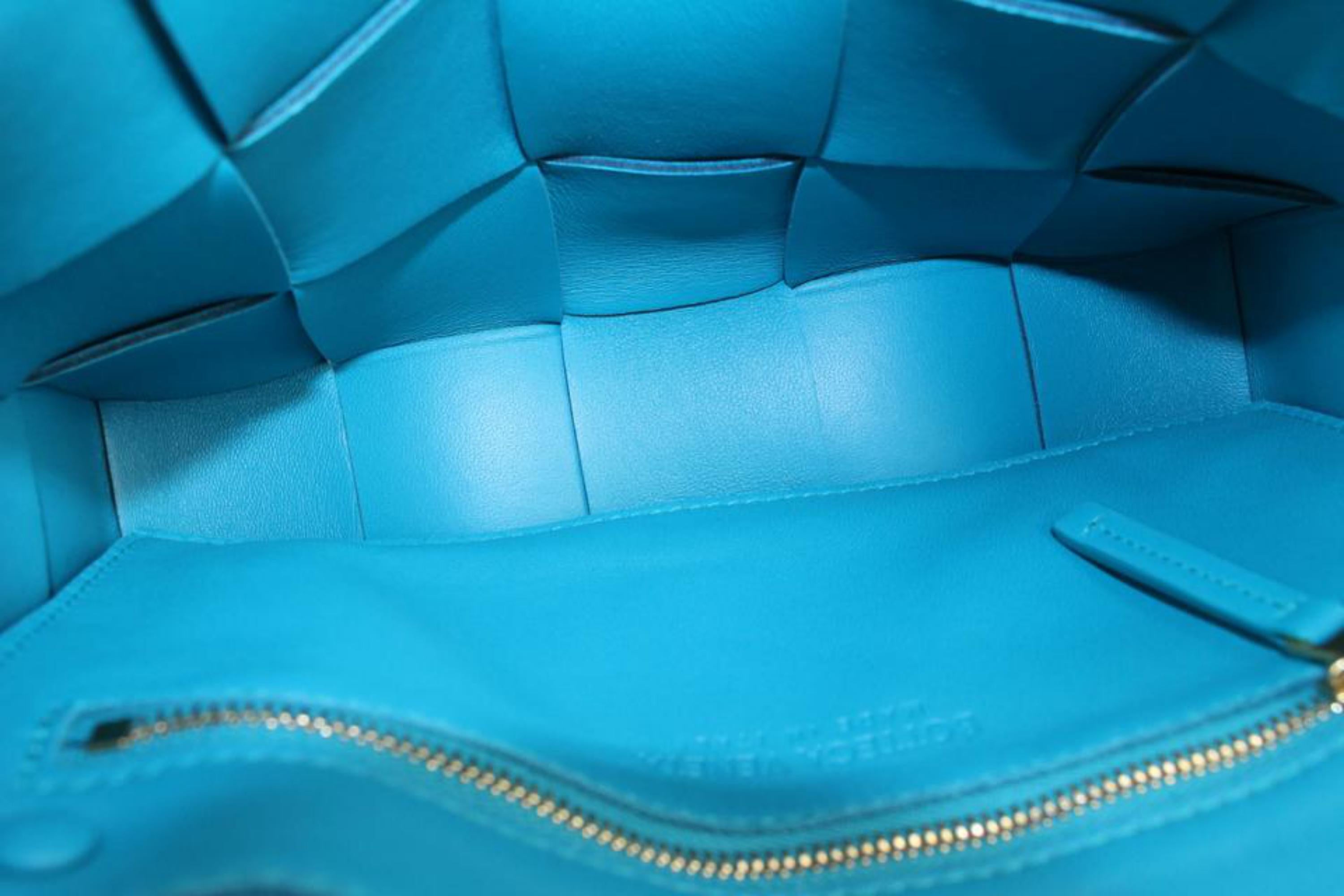 Bottega Veneta Intrecciato Maxi Crossbody-Clutch aus Leder in Aquamarin und Aquamarin  im Zustand „Neu“ im Angebot in Dix hills, NY