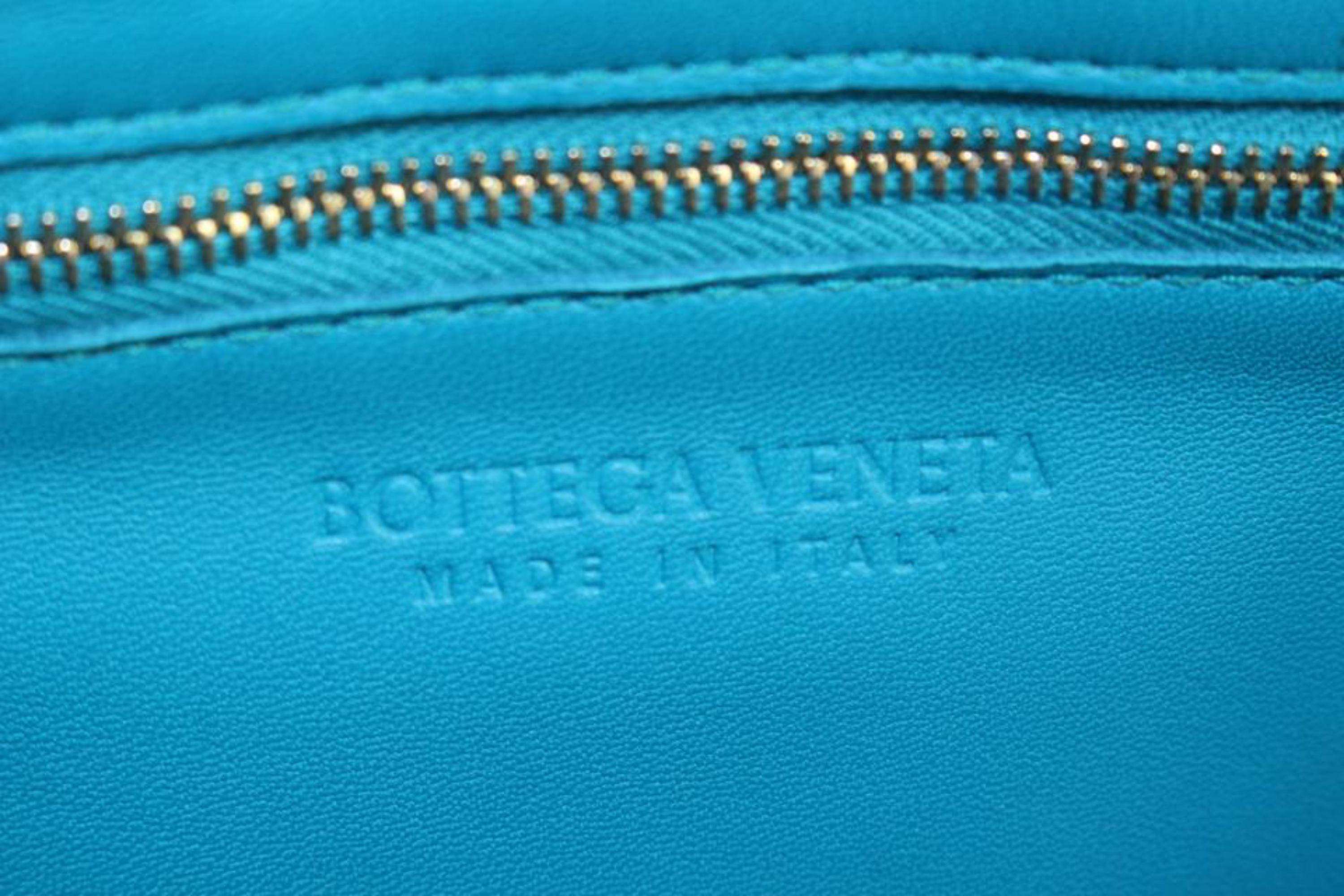 Bottega Veneta Intrecciato Maxi Crossbody-Clutch aus Leder in Aquamarin und Aquamarin  Damen im Angebot