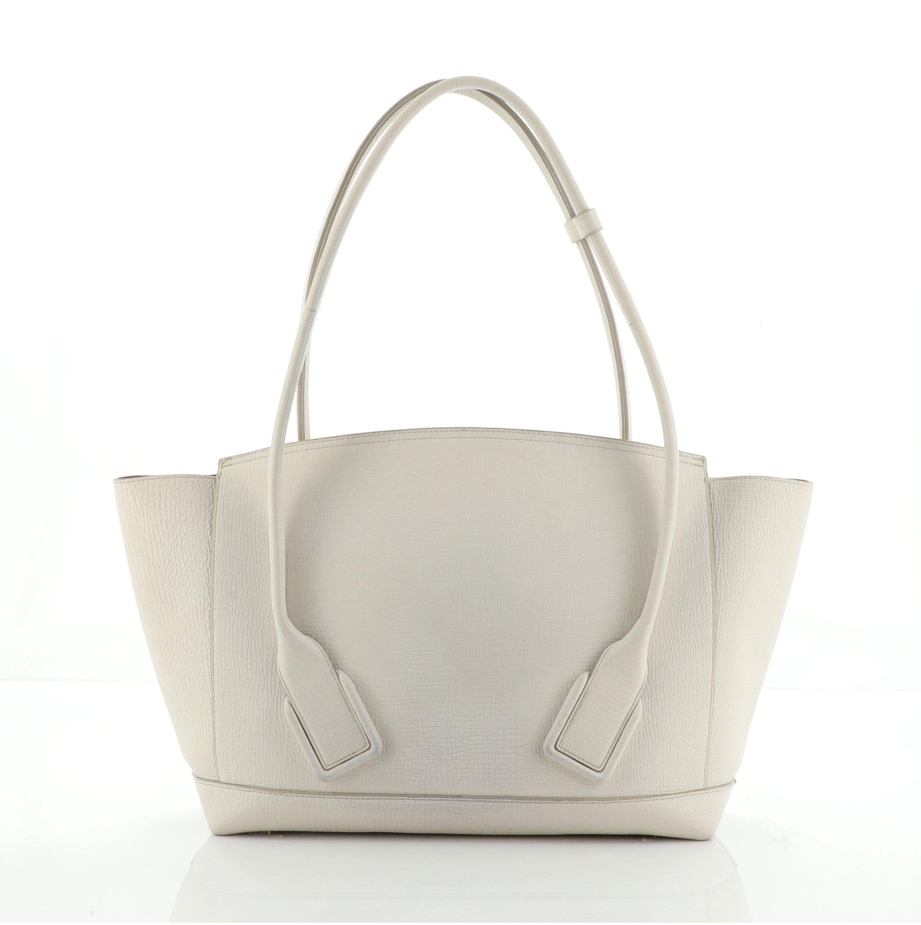 Bottega Veneta Arco Tasche Körniges Leder Medium
Neutral

Zustand Details: Mäßige Knicke, Abnutzungen und Nachdunkelungen auf der Außenseite und den Griffen, kleine Flecken auf dem Boden und der Innenseite. Formverluste an den Griffen, kleiner