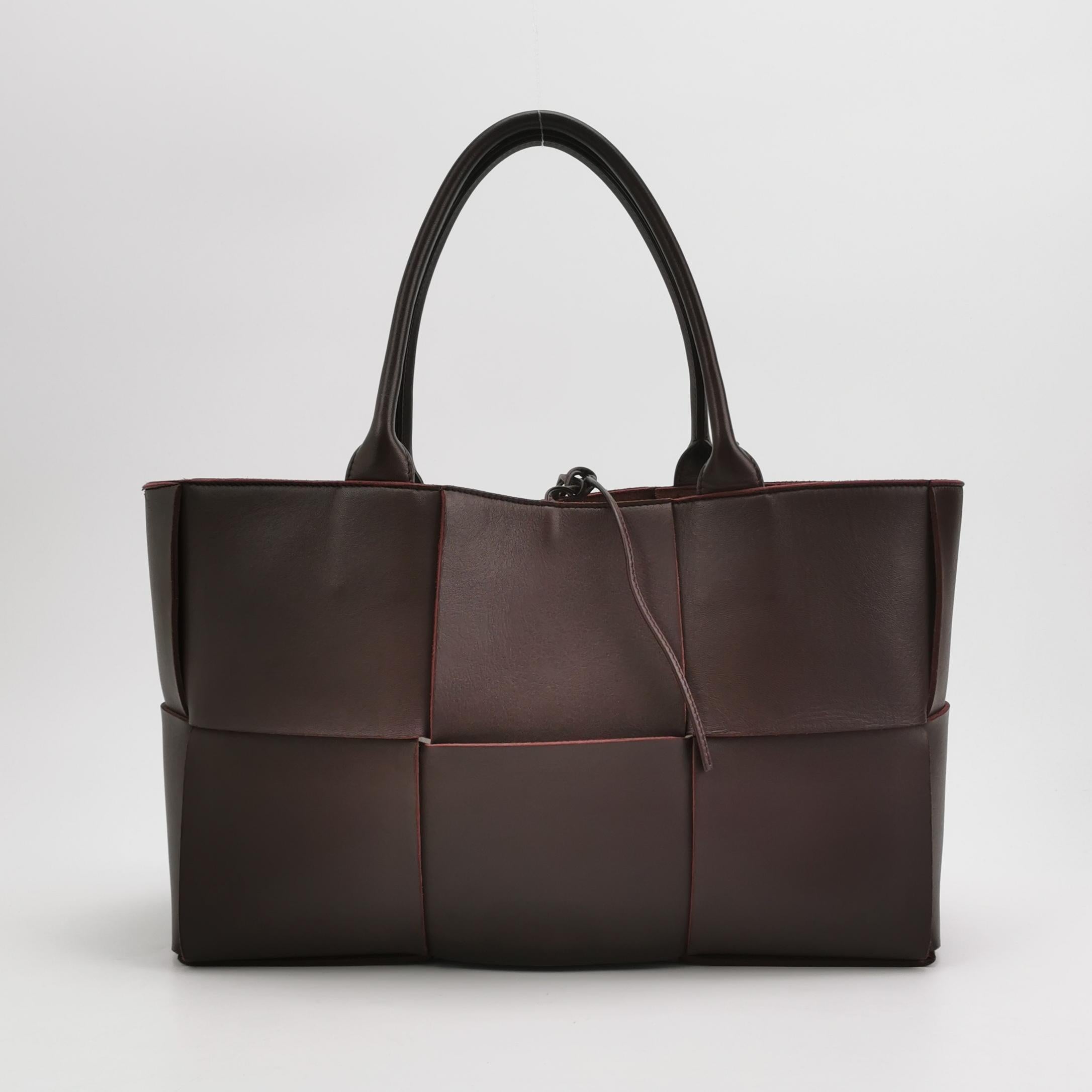 Bottega Veneta Arco Tote Bag Medium Brown Leather 37cm
Il s'agit de photos professionnelles du sac offert par Luxbags.
ÉTAT : EXCELLENT
Ce sac Bottega Veneta authentique est en très bon état avec de légers signes d'utilisation. Légères éraflures sur
