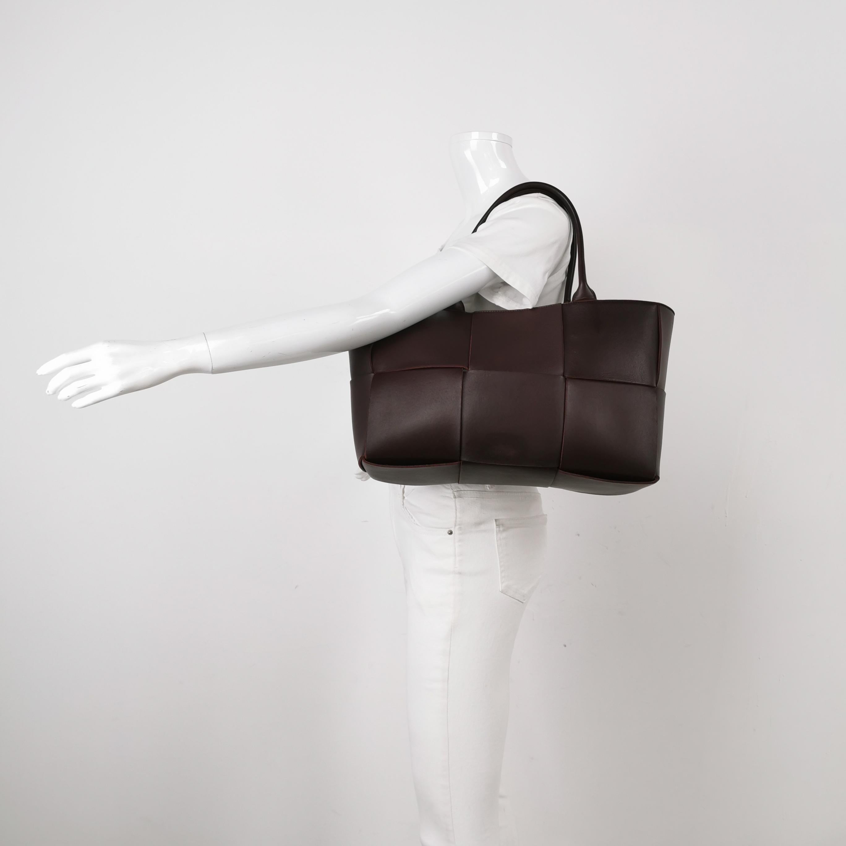 Noir Bottega Veneta Arco Tote Bag Medium Brown Leather 37cm en vente