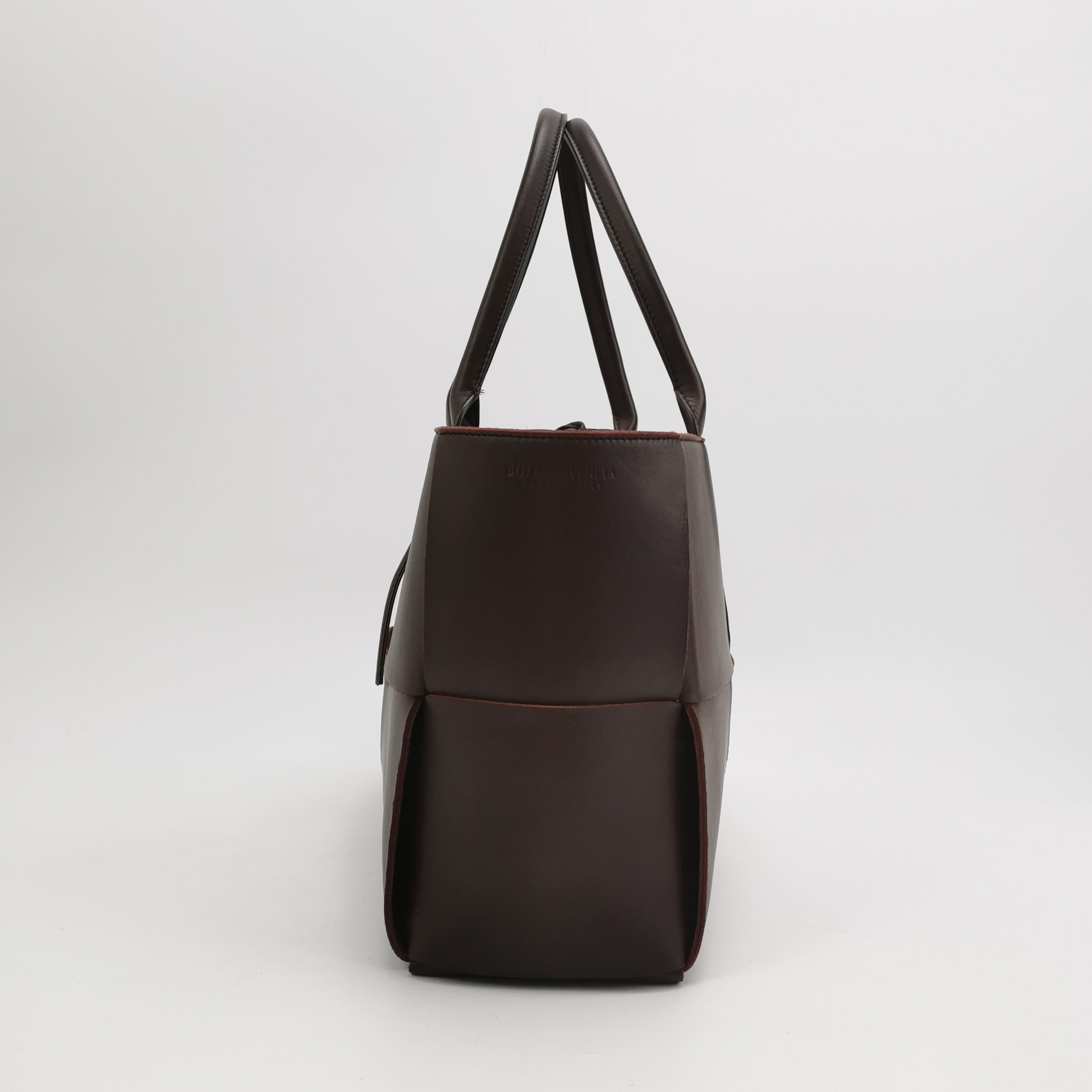 Bottega Veneta Arco Tote Bag Medium Brown Leather 37cm Excellent état - En vente à AUBERVILLIERS, FR