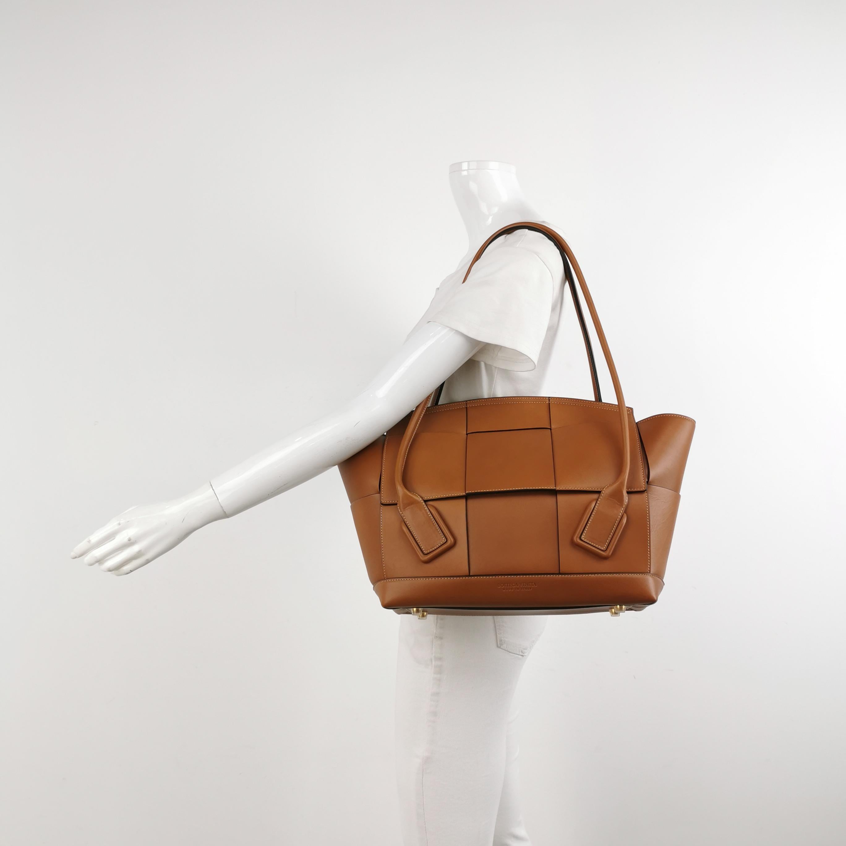 CONDITION: VERY GOOD

This authentic preloved Bottega Veneta bag is in very good condition with light signs of use. Light scuffs on the leather, and hairline scratches on the hardware. The corners were professionally touched up. Light stains on the