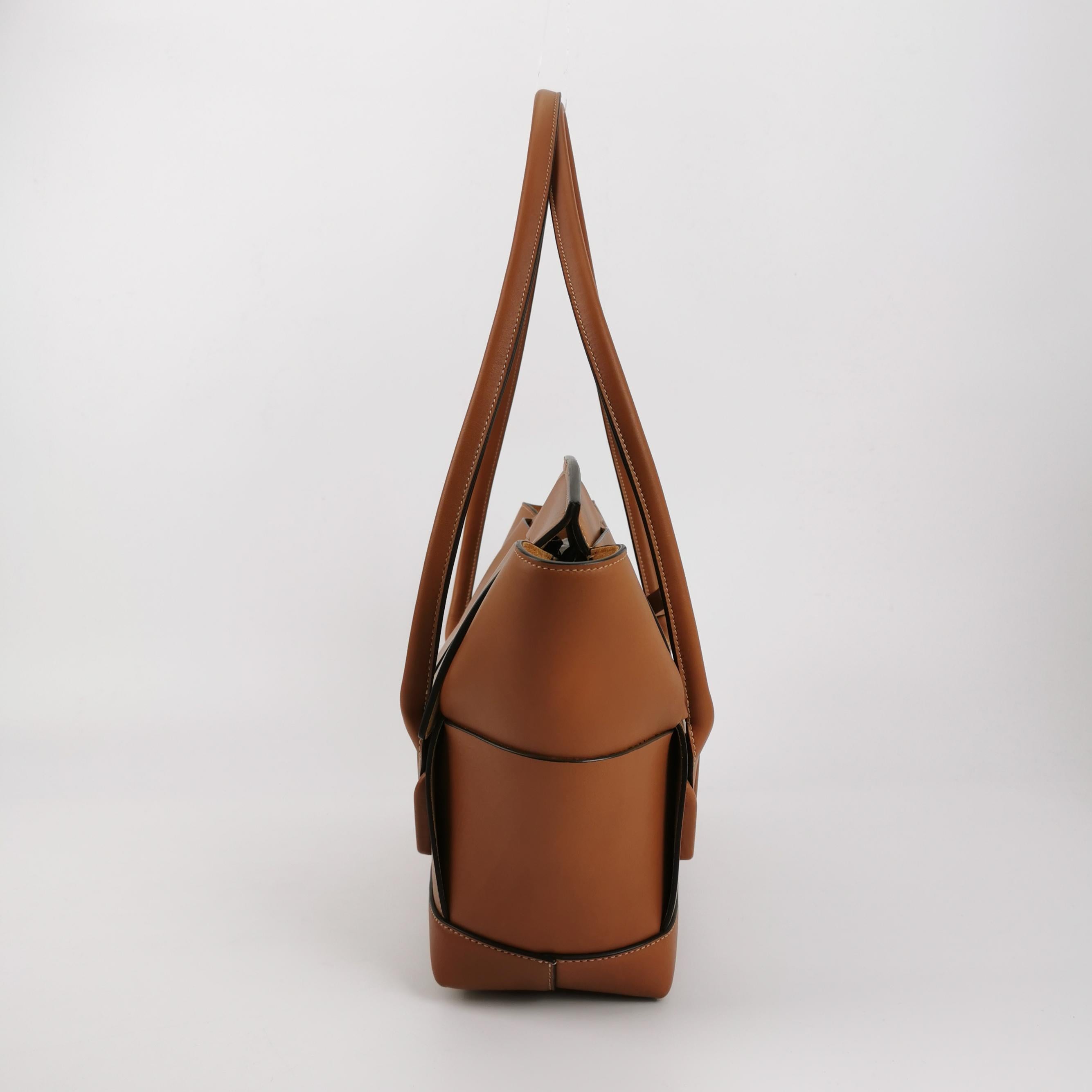 Bottega Veneta Arco Tote Bag Medium Tan Brown Leather 33 In Good Condition For Sale In AUBERVILLIERS, FR