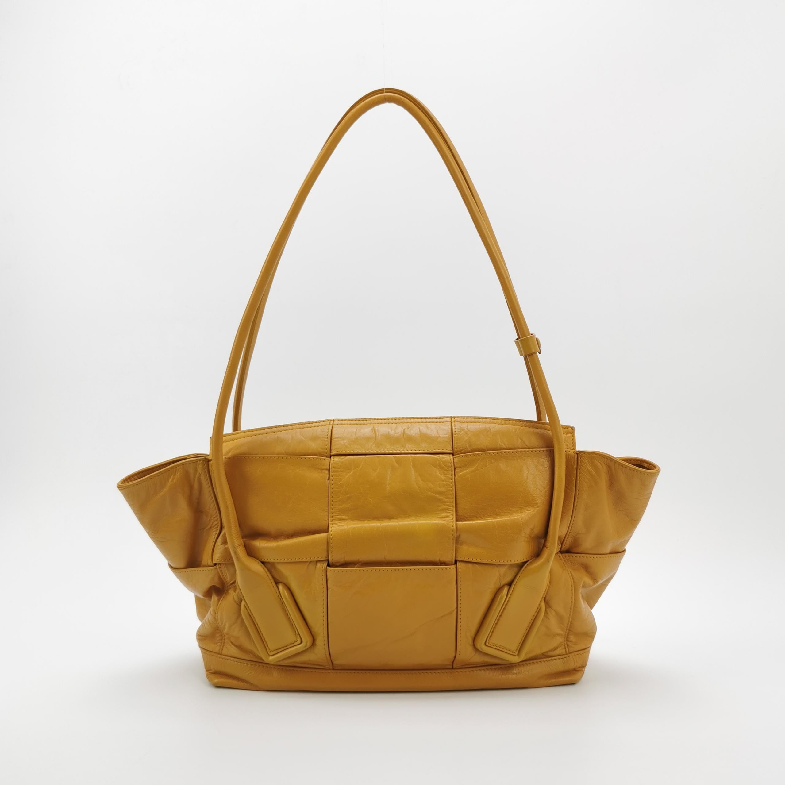 Bottega Veneta Arco Tote Bag Medium Tan Yellow Shiny Calfskin Leather 33cm In Good Condition For Sale In AUBERVILLIERS, FR