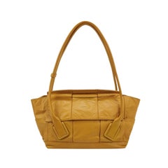 Bottega Veneta Arco Bolso Tote Mediano Piel de becerro amarillo tostado brillante 33cm