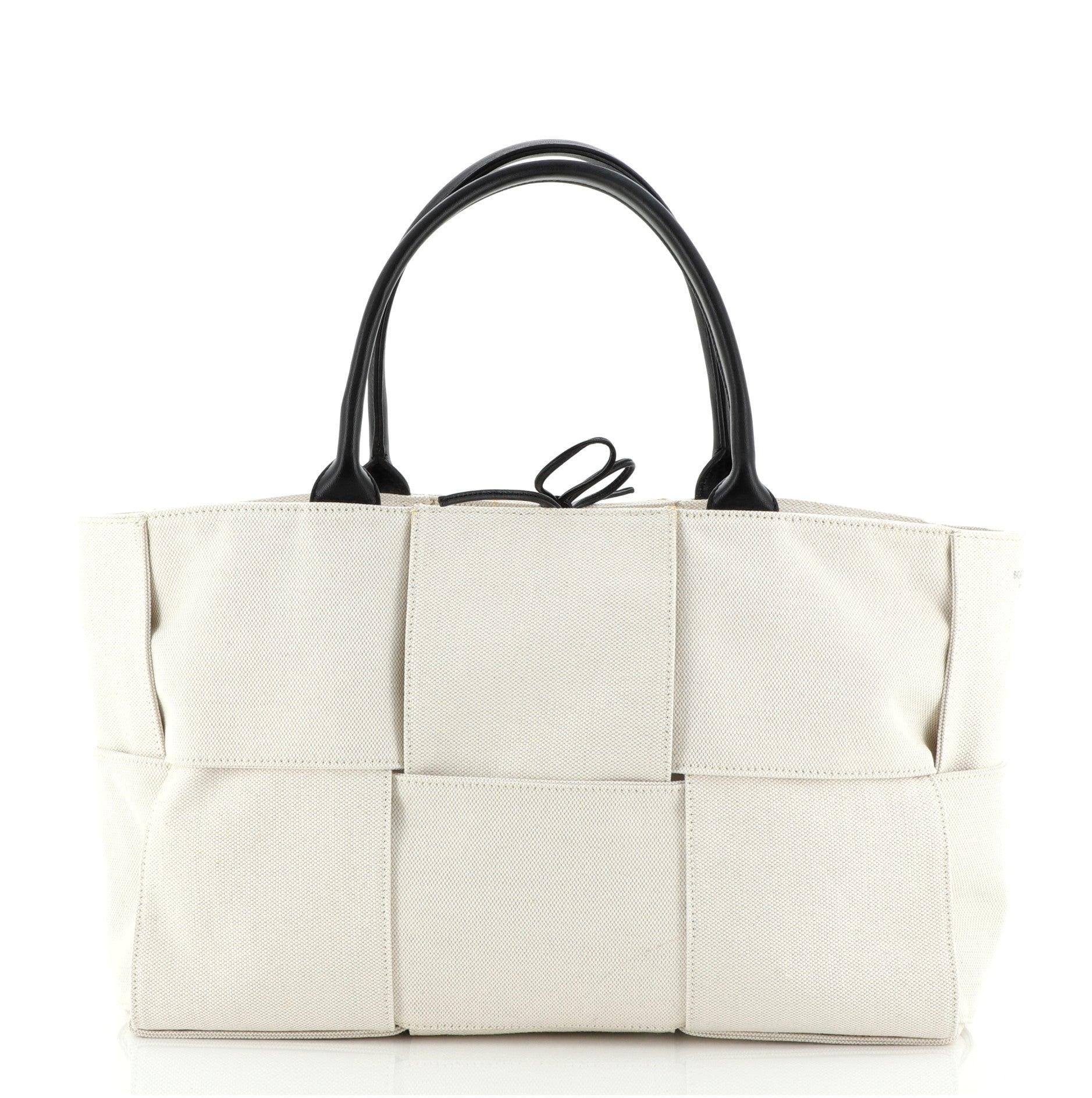 Bottega Veneta Arco Tote Maxi Intrecciato Segeltuch Medium
Neutral

Zustand Details: Leichte Gebrauchsspuren, nachgedunkelt und starke Leimflecken außen und innen, Kratzer an den Beschlägen.

49947MSC

Höhe 10