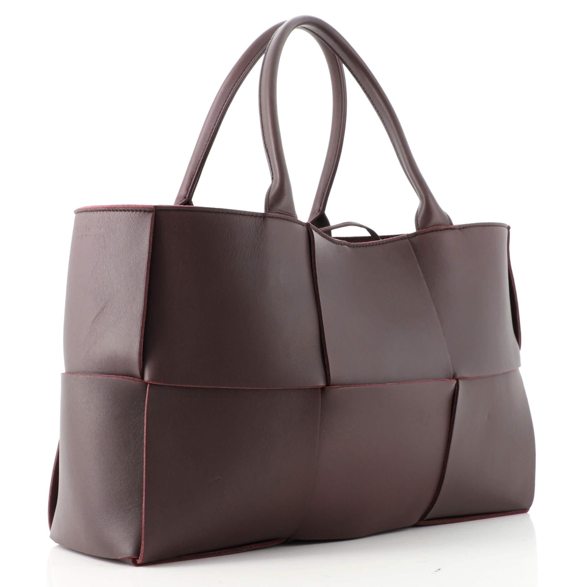 Bottega Veneta Arco Tote Maxi Intrecciato Leather Medium In Good Condition In NY, NY