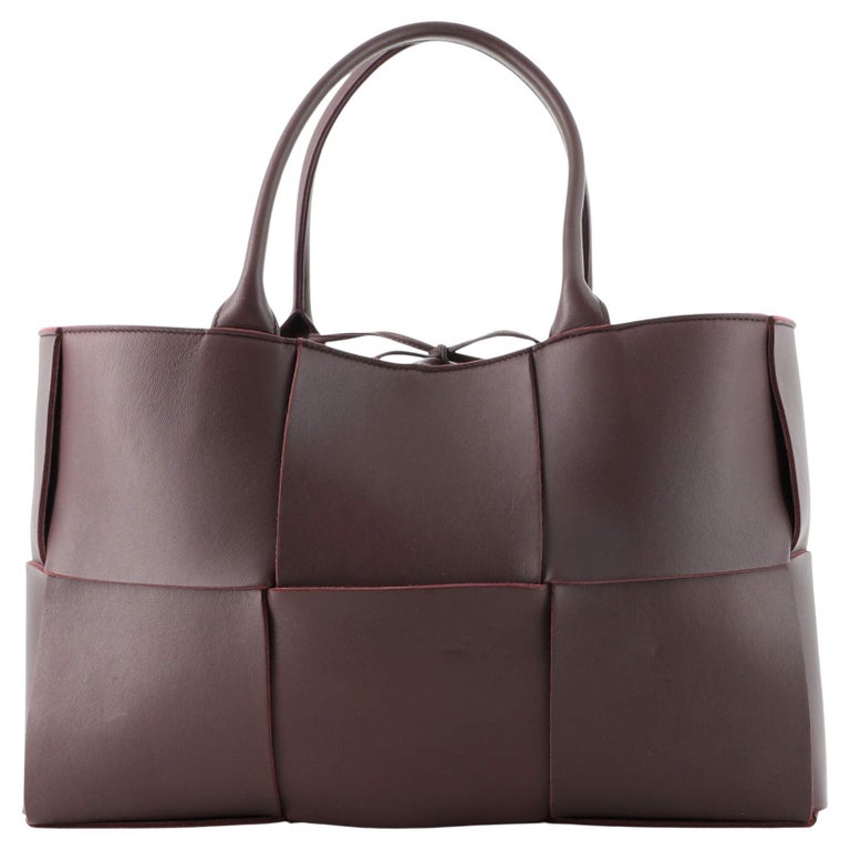 Bottega Veneta Arco Tote Maxi Intrecciato Leather Medium For Sale at ...