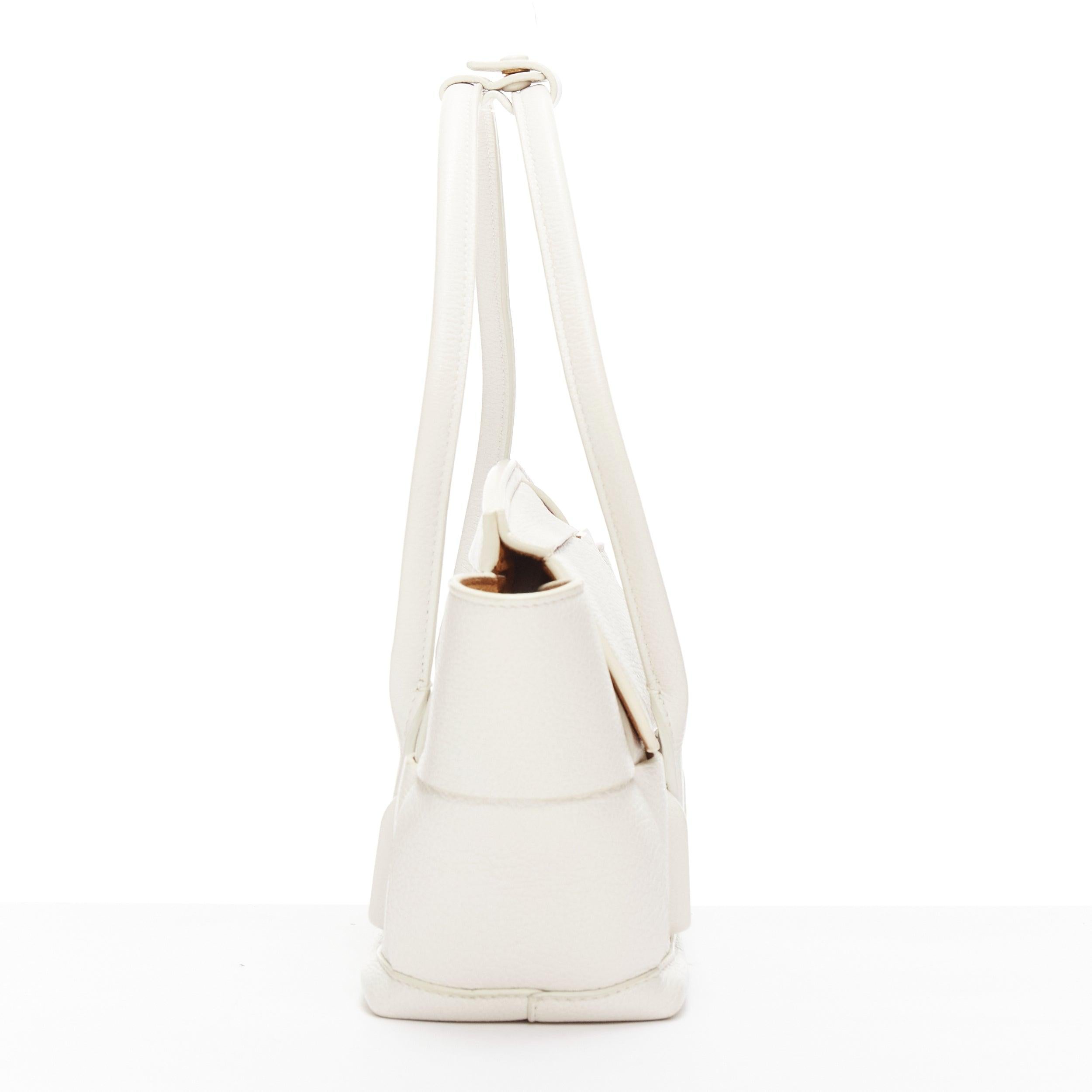 Petit sac à bandoulière BOTTEGA VENETA Arco en cuir intrecciato texturé blanc tissé Pour femmes en vente