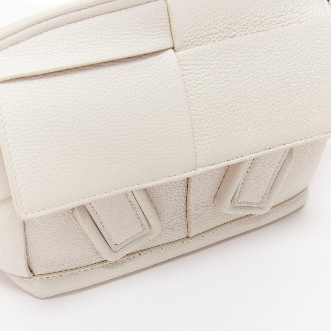 Petit sac à bandoulière BOTTEGA VENETA Arco en cuir intrecciato texturé blanc tissé en vente 3