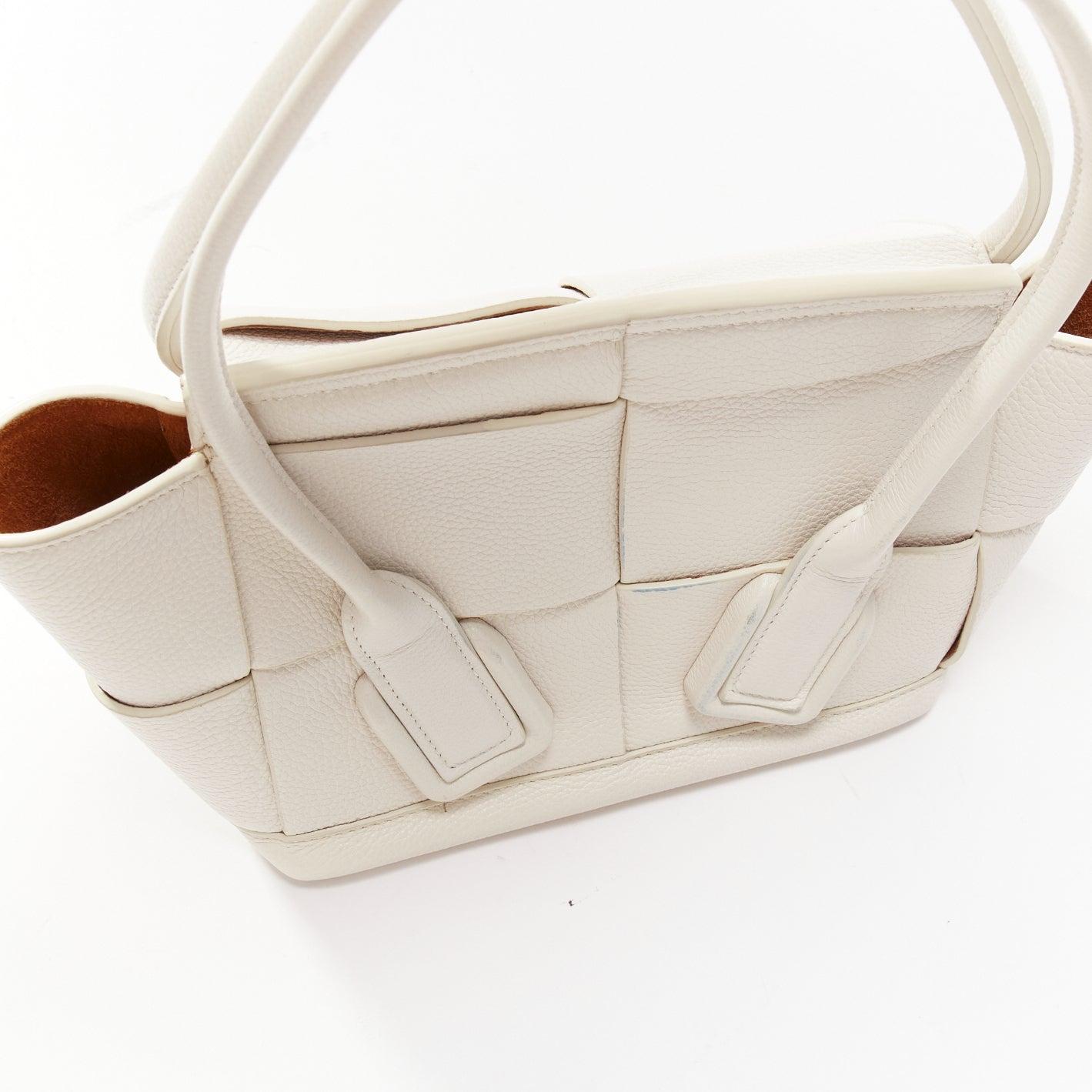 Petit sac à bandoulière BOTTEGA VENETA Arco en cuir intrecciato texturé blanc tissé en vente 4