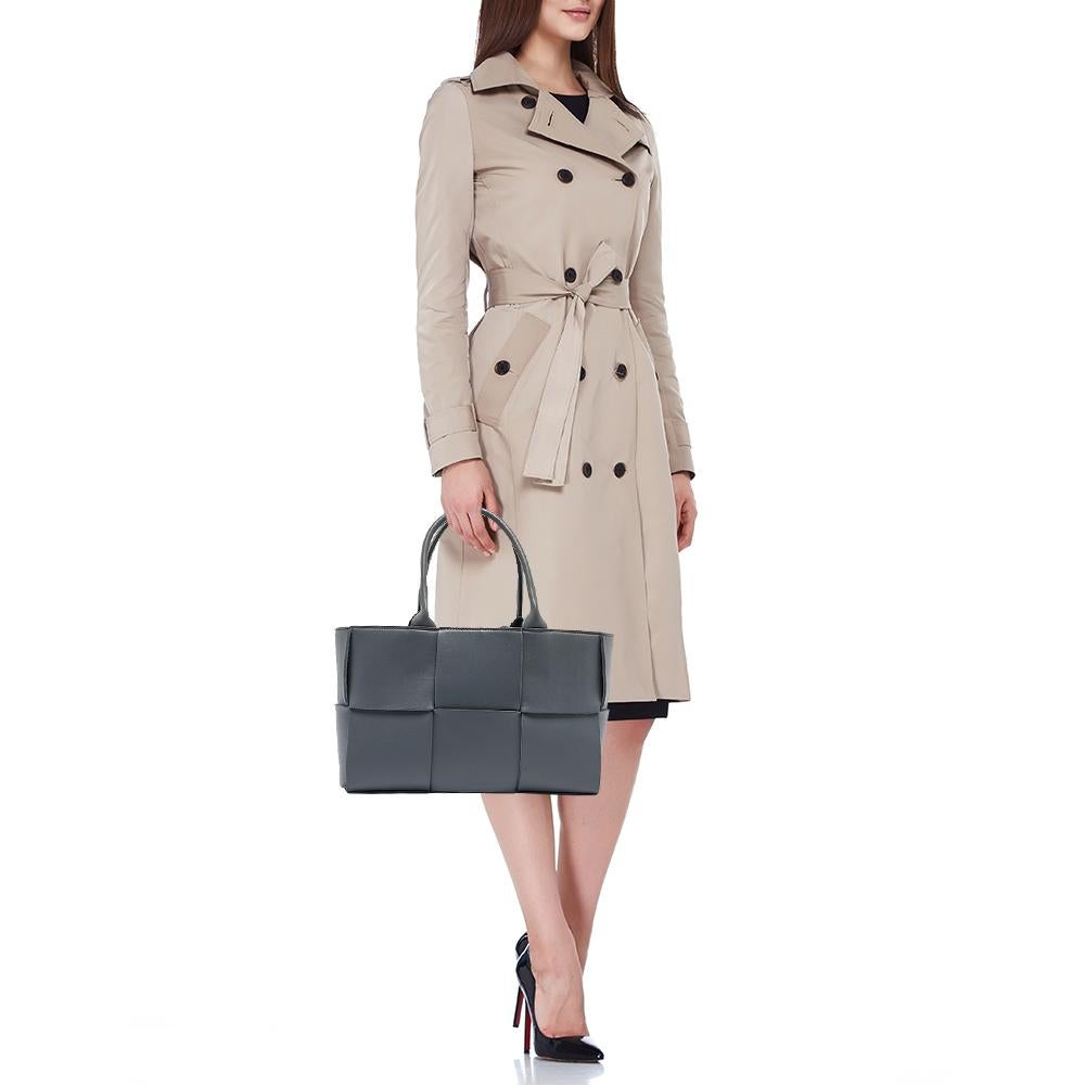 This alluring tote bag for women has been designed to assist you on any day. Convenient to carry and fashionably designed, the tote is cut with skill and sewn into a great shape. It is well-equipped to be a reliable accessory. 