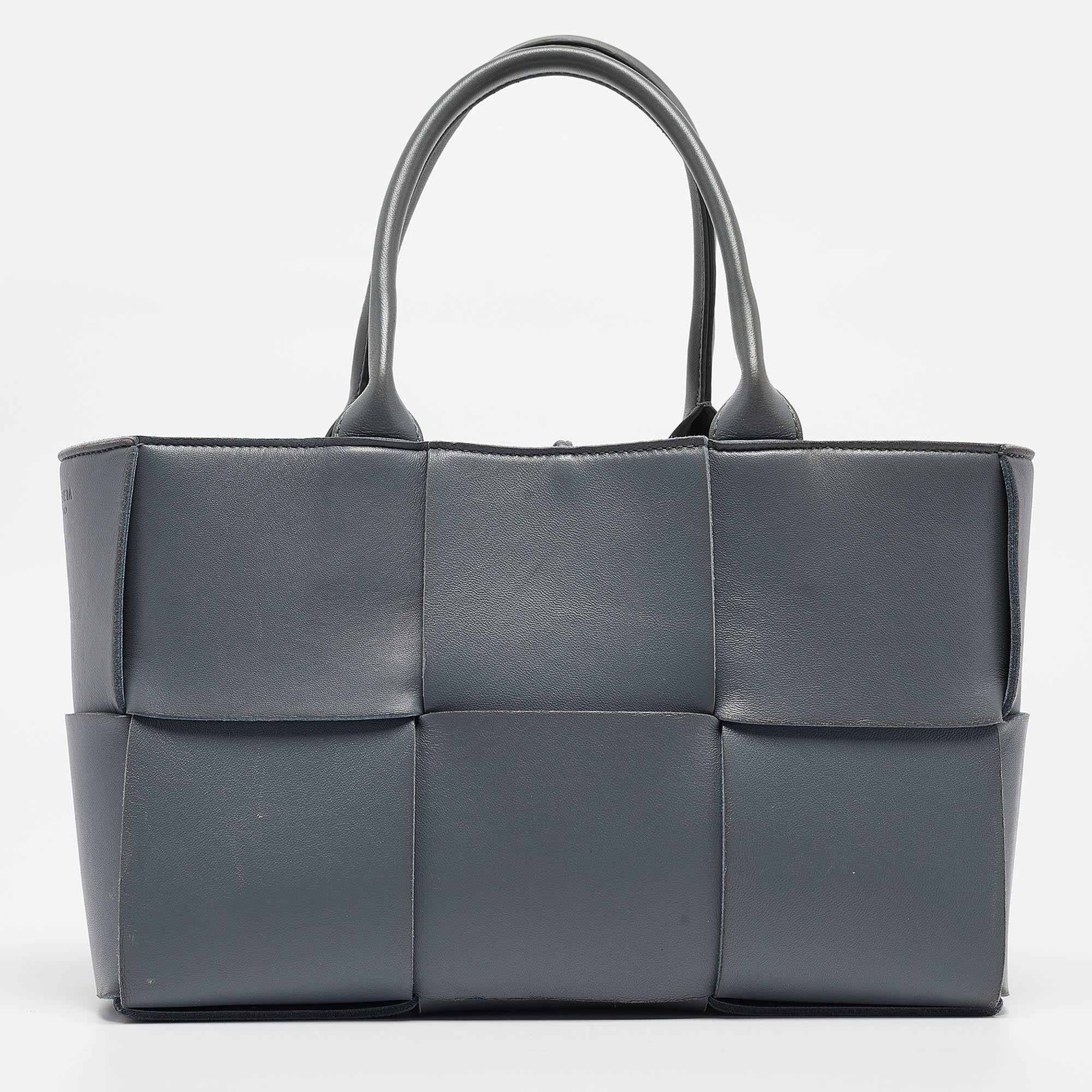 Bottega Veneta Ash Blue Intrecciato Leather Medium Arco Tote In Good Condition In Dubai, Al Qouz 2