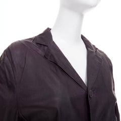 Chaqueta entallada de BOTTEGA VENETA con solapas y bolsillos, en piel lavada color berenjena, talla IT48 M