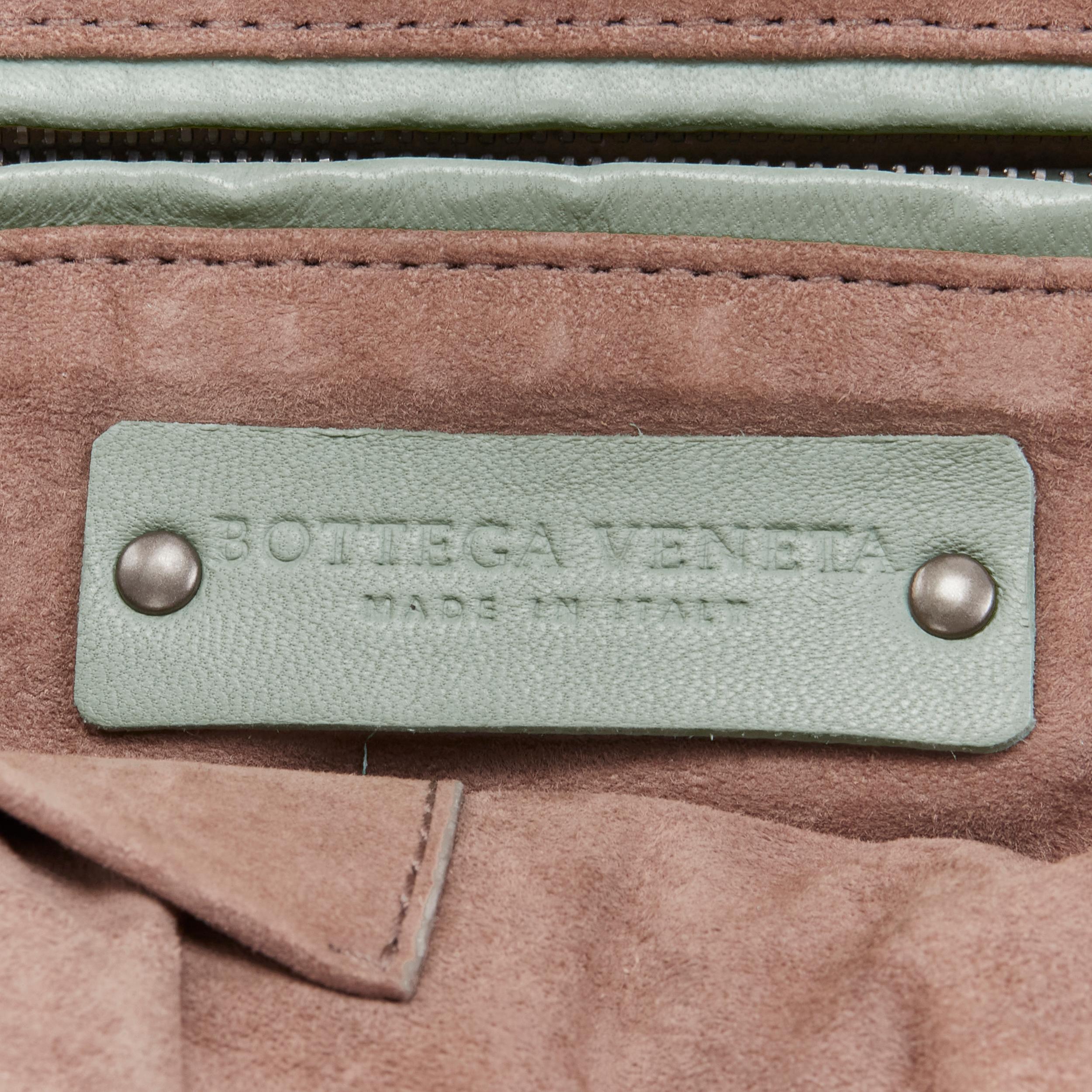 BOTTEGA VENETA Sac à bandoulière tressé Intrecciato vert serpent Ayers avec fermeture éclair sur le dessus en vente 5