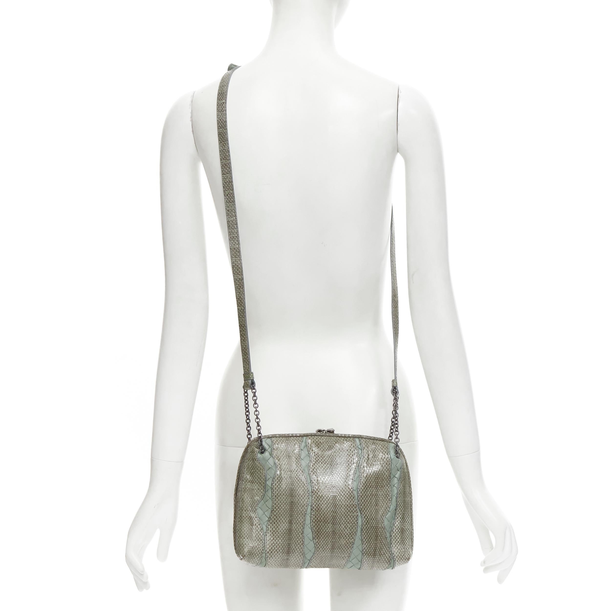 BOTTEGA VENETA Ayers watersnake green Intrecciato woven top zip crossbody bag
Reference: TGAS/C00002
Brand: Bottega Veneta
Material: Leather
Color: Blue
Closure: Zip
Lining: Suede
Extra Details: Ayers watersnake glossy leather. 