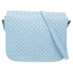 Crossbody-Tasche aus babyblauem Intrecciato-Leder von Bottega Veneta mit Klappe
