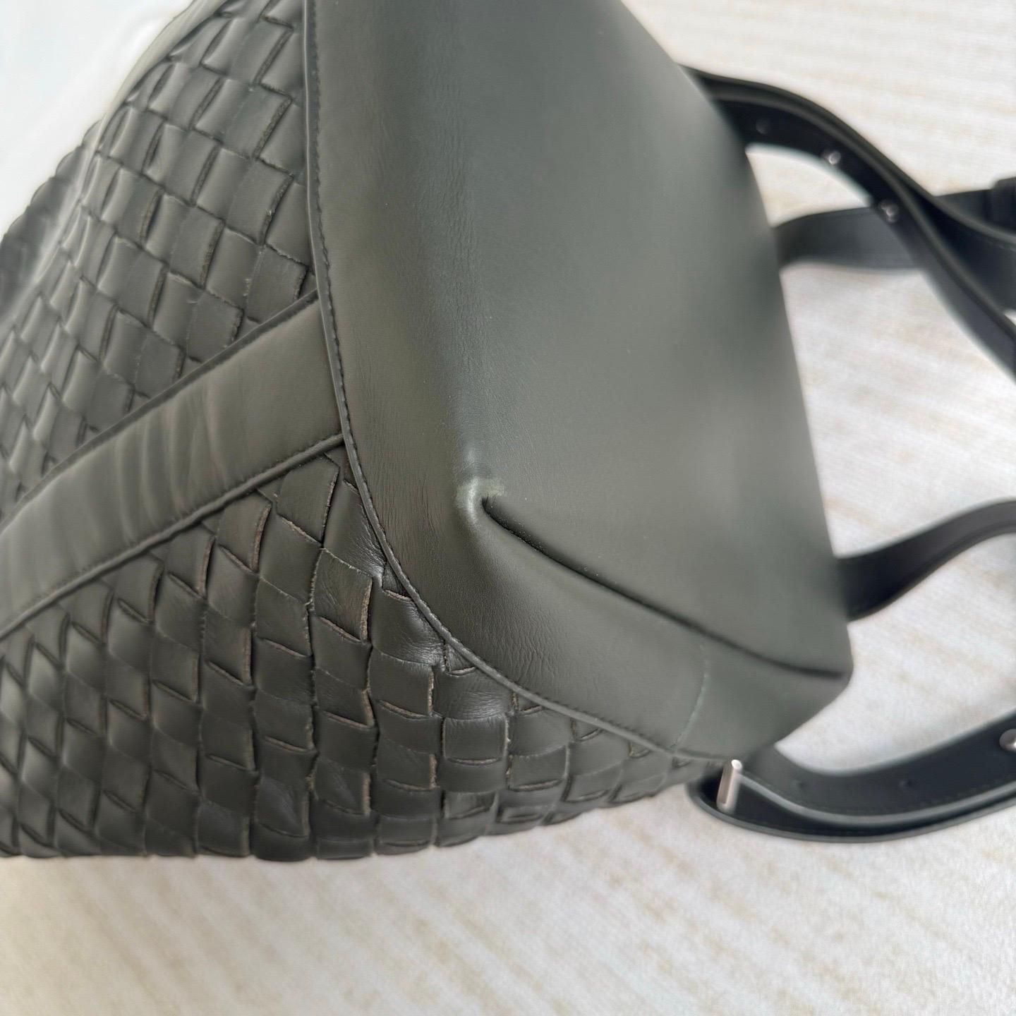 Sac à dos Bottega Veneta Cuir Intrecciato vert foncé en vente 7