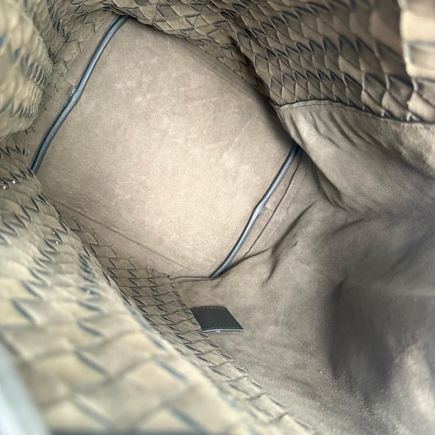 Sac à dos Bottega Veneta Cuir Intrecciato vert foncé en vente 12