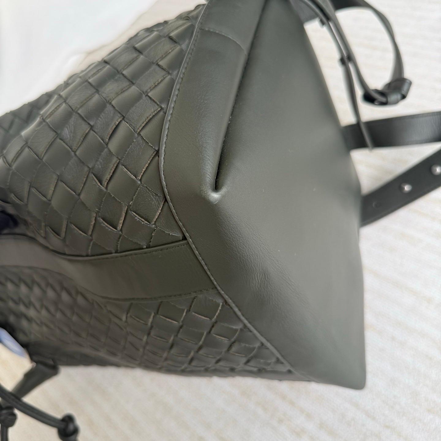 Sac à dos Bottega Veneta Cuir Intrecciato vert foncé en vente 14