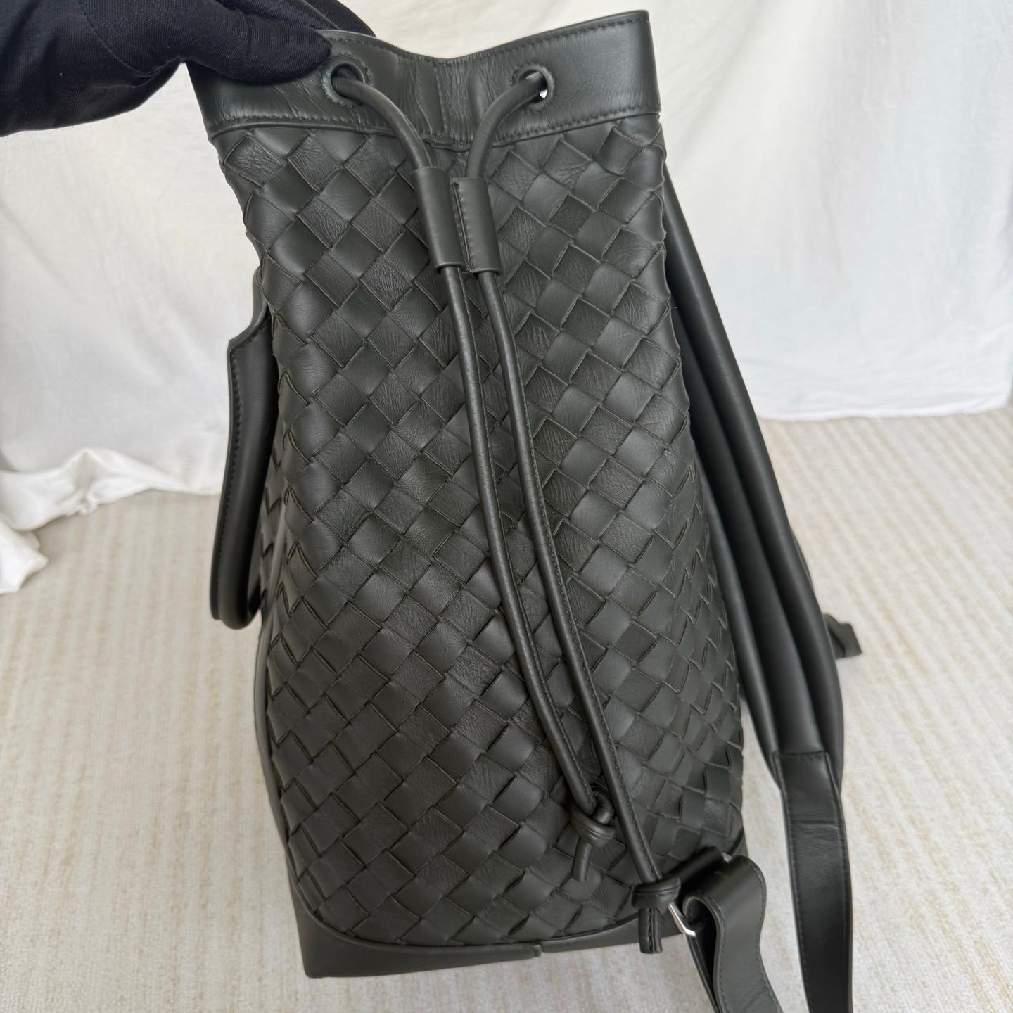 Sac à dos Bottega Veneta Cuir Intrecciato vert foncé
Il s'agit de photos professionnelles du sac offert par Luxbags.
Ce rare sac à dos Bottega Veneta est doté de deux bretelles paddées, d'un cordon de serrage sur le dessus et d'une poignée