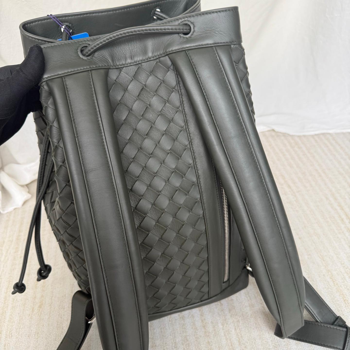 Noir Sac à dos Bottega Veneta Cuir Intrecciato vert foncé en vente