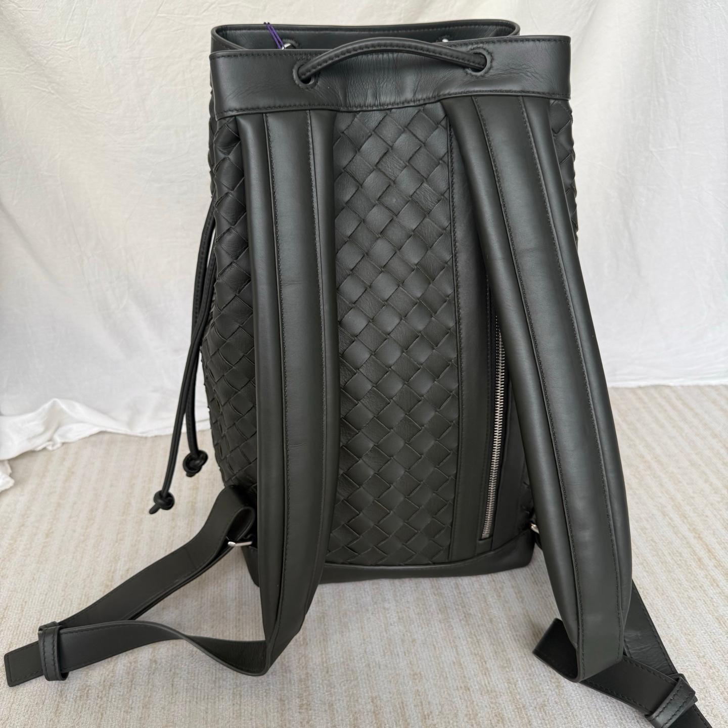 Sac à dos Bottega Veneta Cuir Intrecciato vert foncé Excellent état - En vente à AUBERVILLIERS, FR