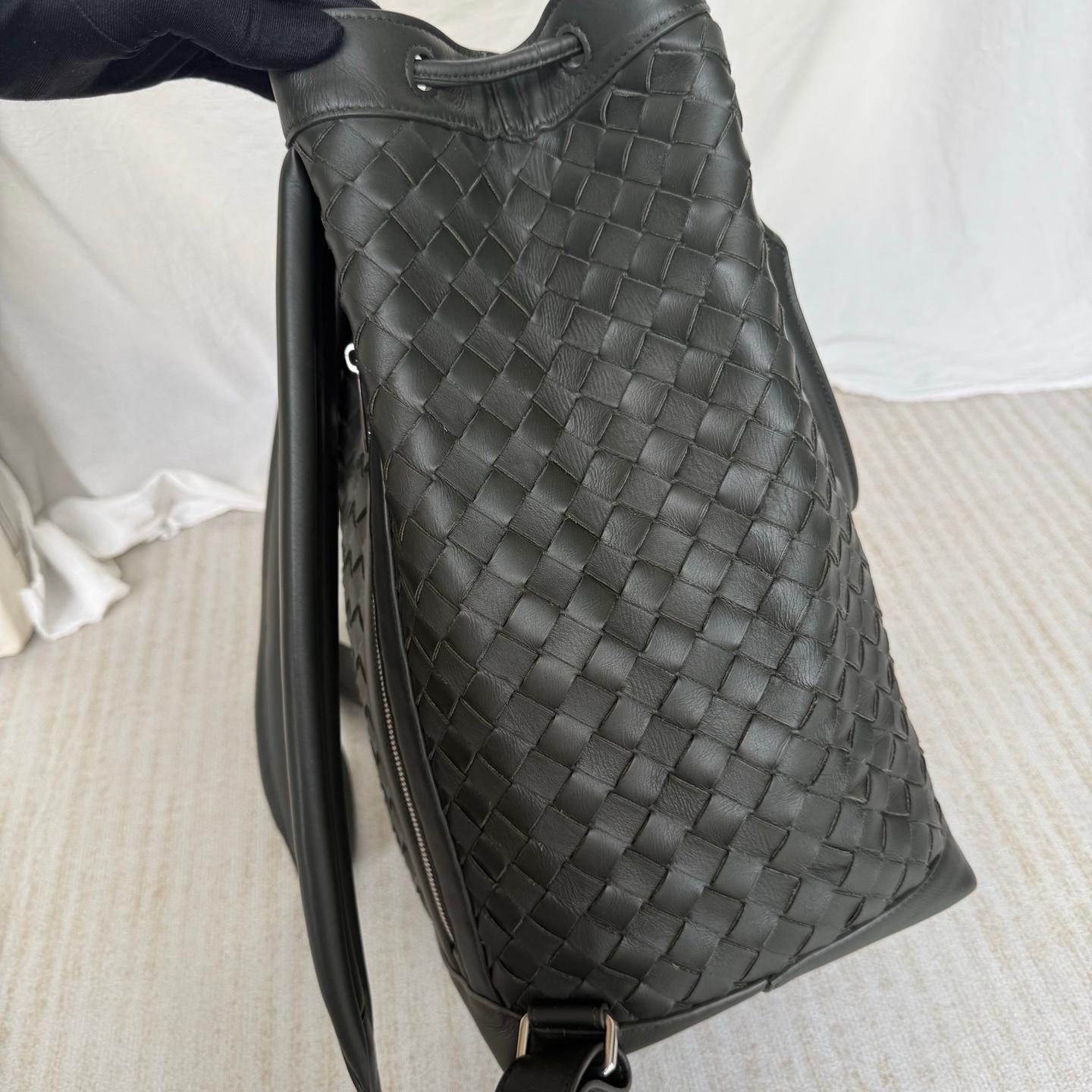 Sac à dos Bottega Veneta Cuir Intrecciato vert foncé Pour femmes en vente