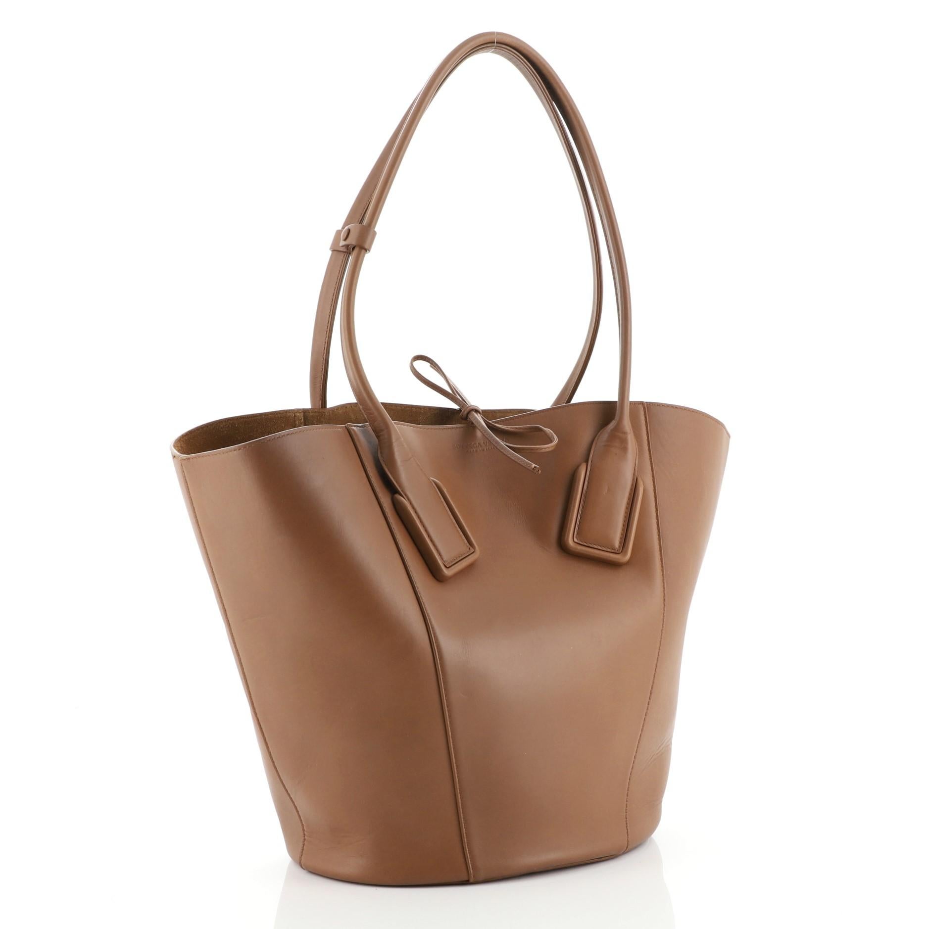 Bottega Veneta Basket Tote Leather Large
Brown

Condition Details: Loss of shape on exterior. Moderate scuffs on exterior, marks on base. Light wear on opening trim, darkening in interior, scratches on hardware.

49951MSC

Height 13