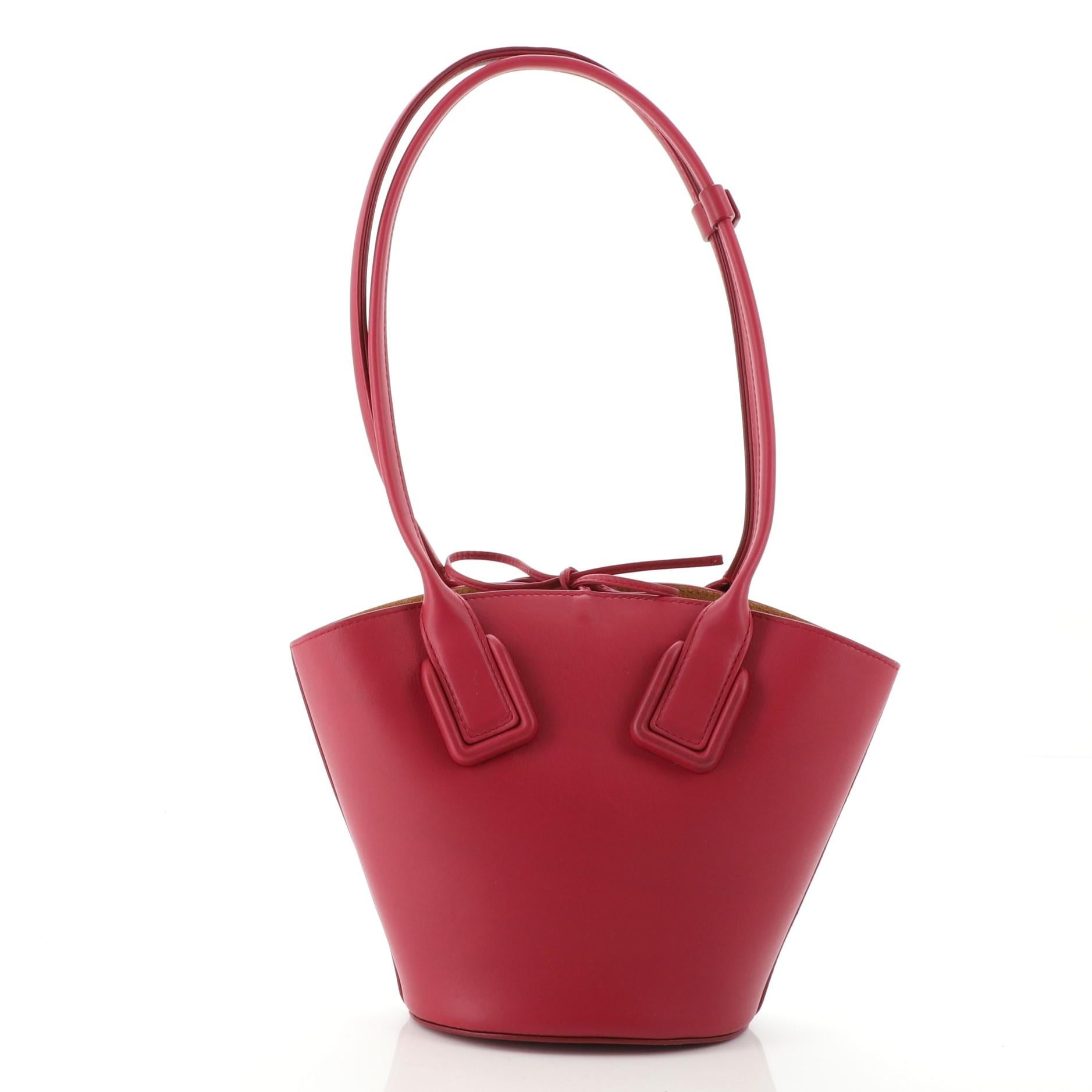 Bottega Veneta Basket Tote Leather Small In Good Condition In NY, NY