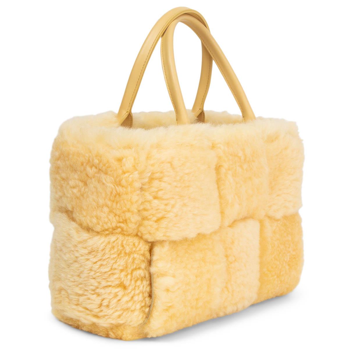 100% authentic Bottega Veneta Small Arco Intrecciato tote bag in Teddy (vanilla) fluffy shearling hand-woven into a blown-up intrecciato pattern. Made with tonal leather top handles and a detachable zipper pouch. Has been carried and is in excellent