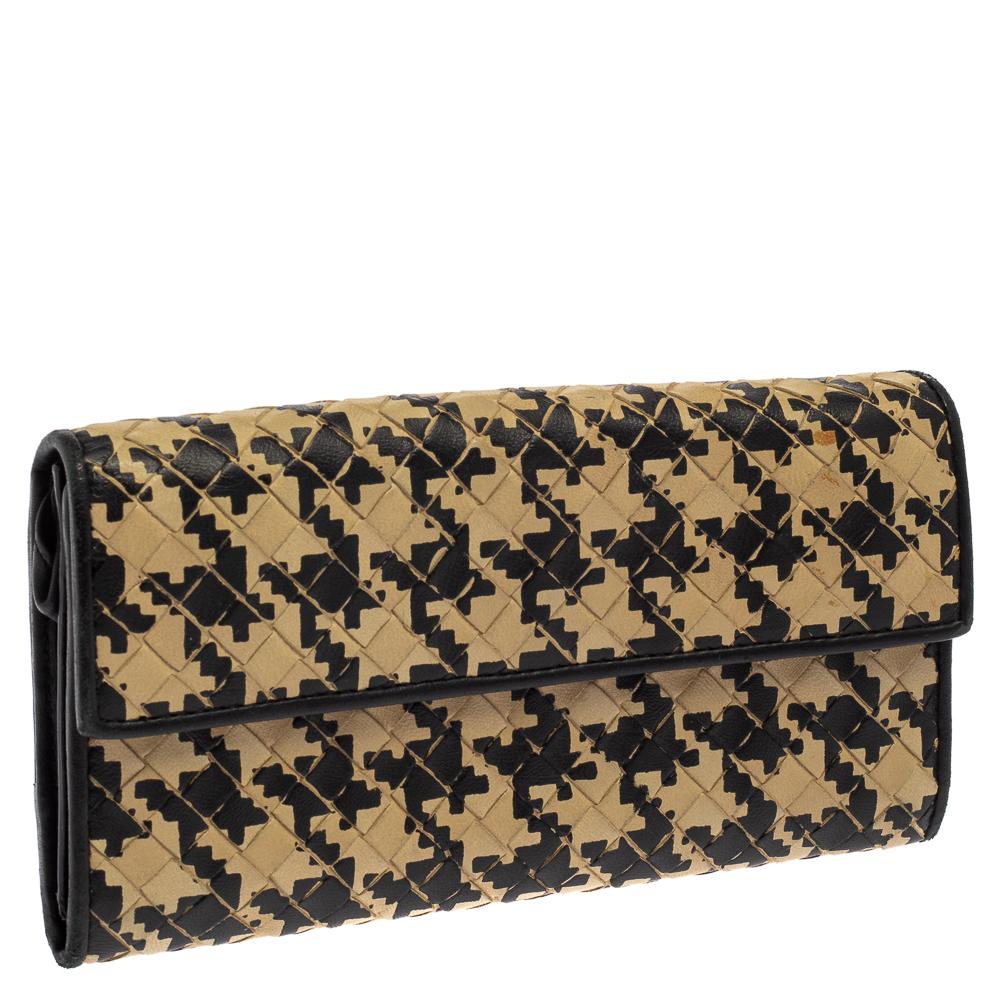 Your everyday essentials can be carried effortlessly in this Bottega Veneta Continental wallet. Woven using leather in the Intrecciato pattern, the flap style wallet features a Houndstooth-effect on the exterior and inside, it has multiple card