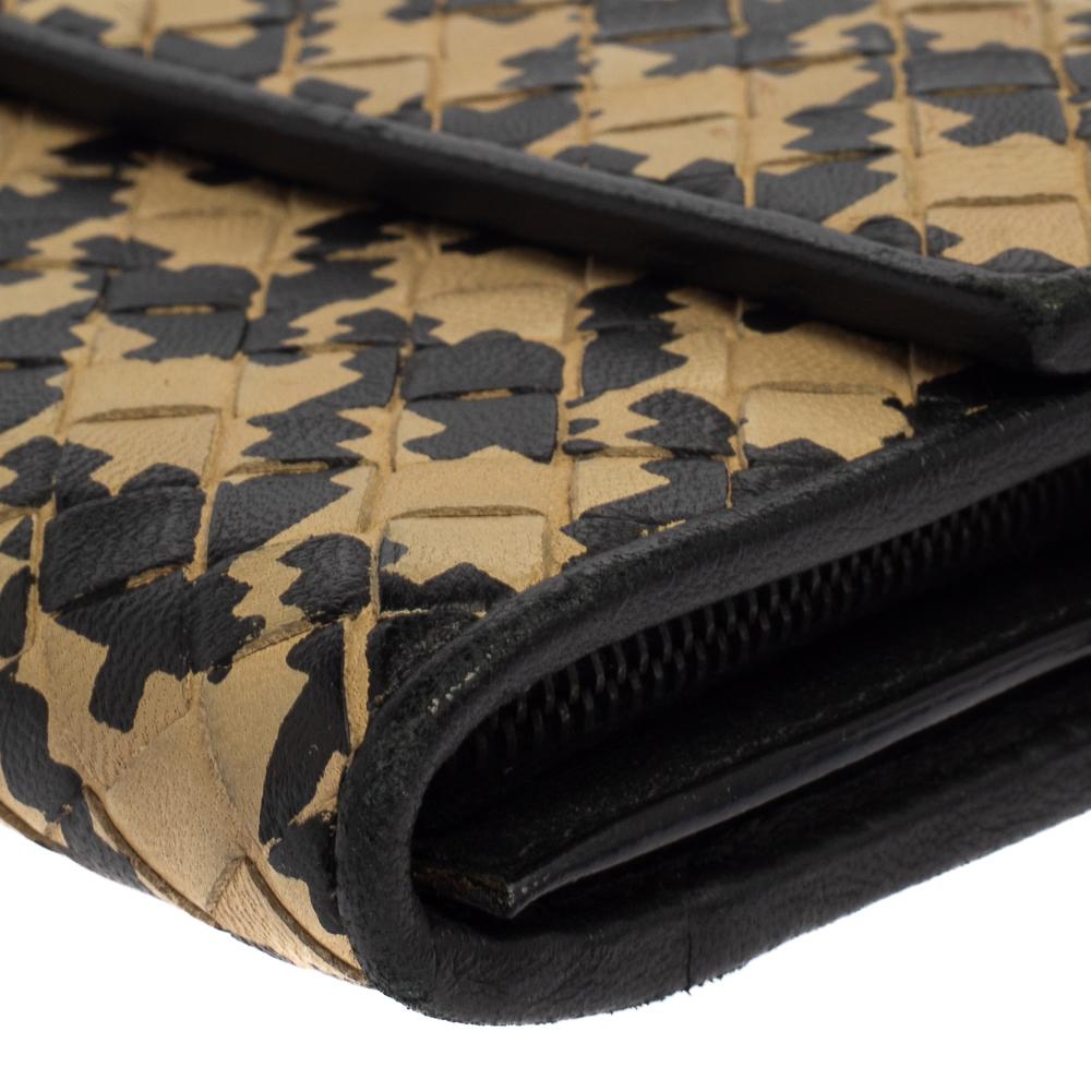 Bottega Veneta Beige/Black Houndstooth Intrecciato Leather Continental Flap Wall In Good Condition In Dubai, Al Qouz 2