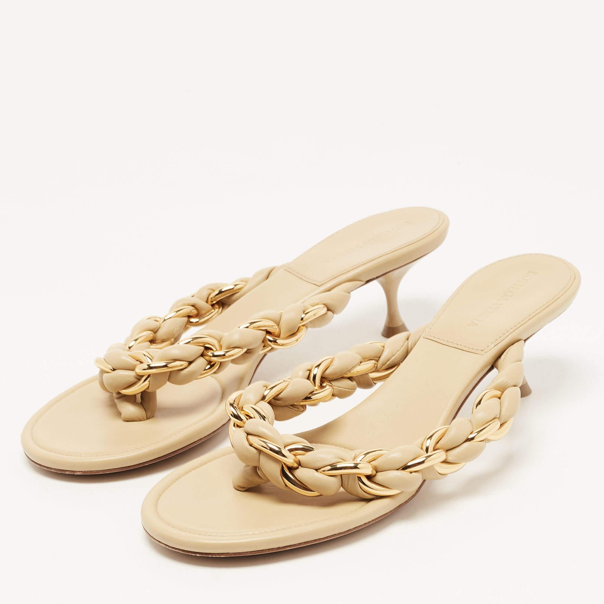 Bottega Veneta Beige Braided Leather and Chain Thong Sandals Size 40.5 In Excellent Condition In Dubai, Al Qouz 2