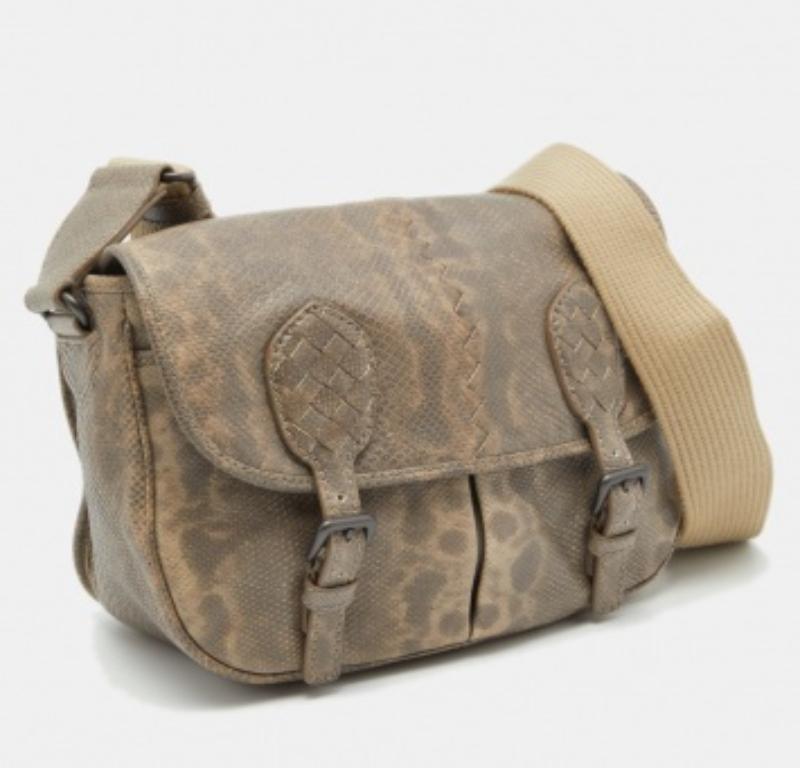 Bottega Veneta Beige/Brown Karung Leather Gardena Messenger Bag Pour femmes en vente