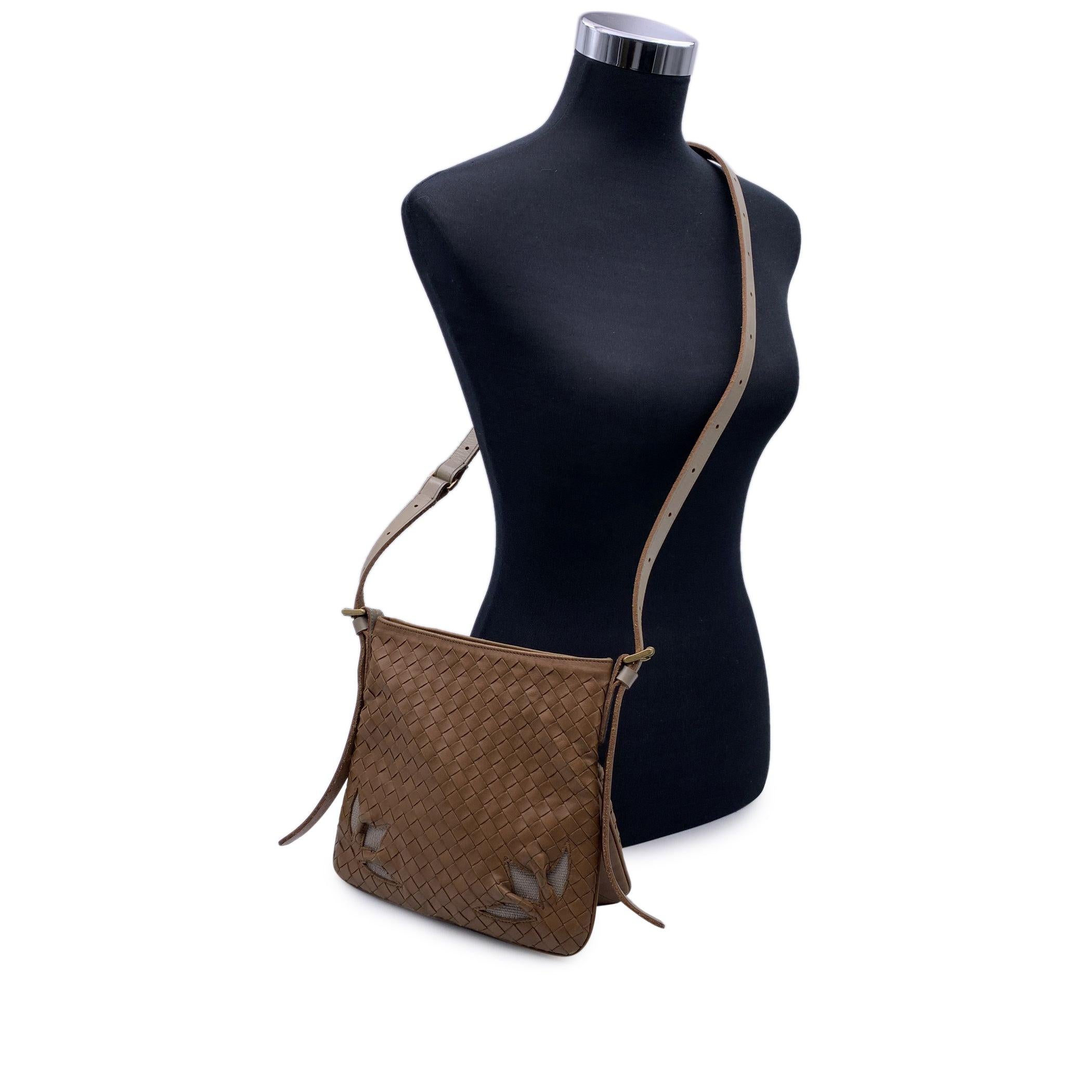 Bolso de hombro Bottega Veneta beige intrecciato. Piel napa intrecciato tejida con detalles recortados en las esquinas. Cierre superior de cremallera. Forro de ante beige. Bandolera ajustable. Etiqueta 