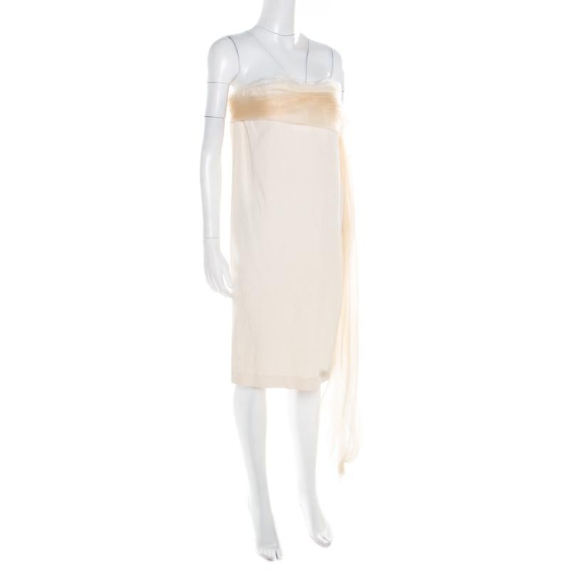 This impressive dress from the house of Bottega Veneta features fine designing, making it a must-have in your closet. Ideal for any season, this beige piece will be your favourite. Made from the best quality blended fabric, this one has a strapless
