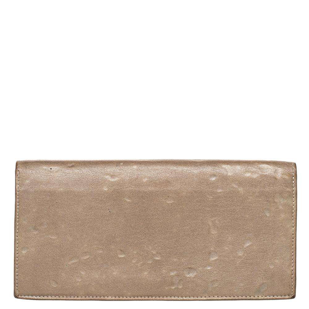 Das strapazierfähige Intrecciato-Leder dieser Brieftasche ist das beste Accessoire. Dieses elegante Portemonnaie von Bottega Veneta bietet mühelos Platz für alles, was Sie brauchen. Dieses schicke, beigefarbene Portemonnaie bietet Platz für Ihre