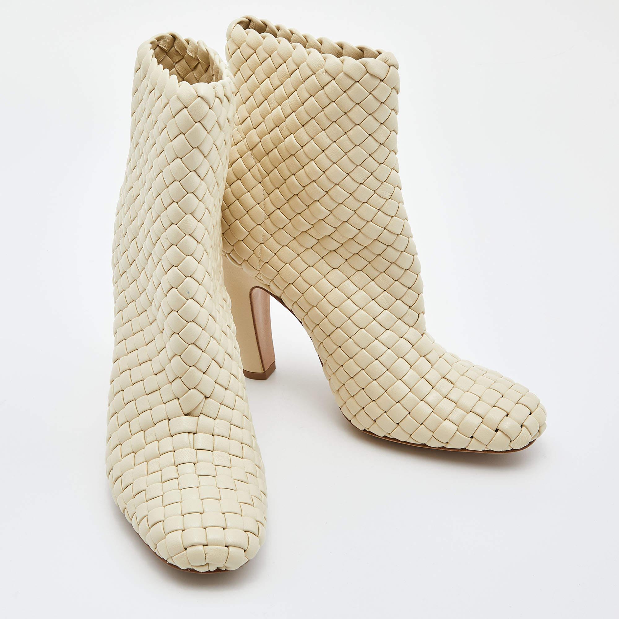 Nail a confident look with these designer ankle boots from Bottega Veneta! They're made of leather and added with the Intrecciato motif and 10.5 cm heels.

Includes: Original Dustbag