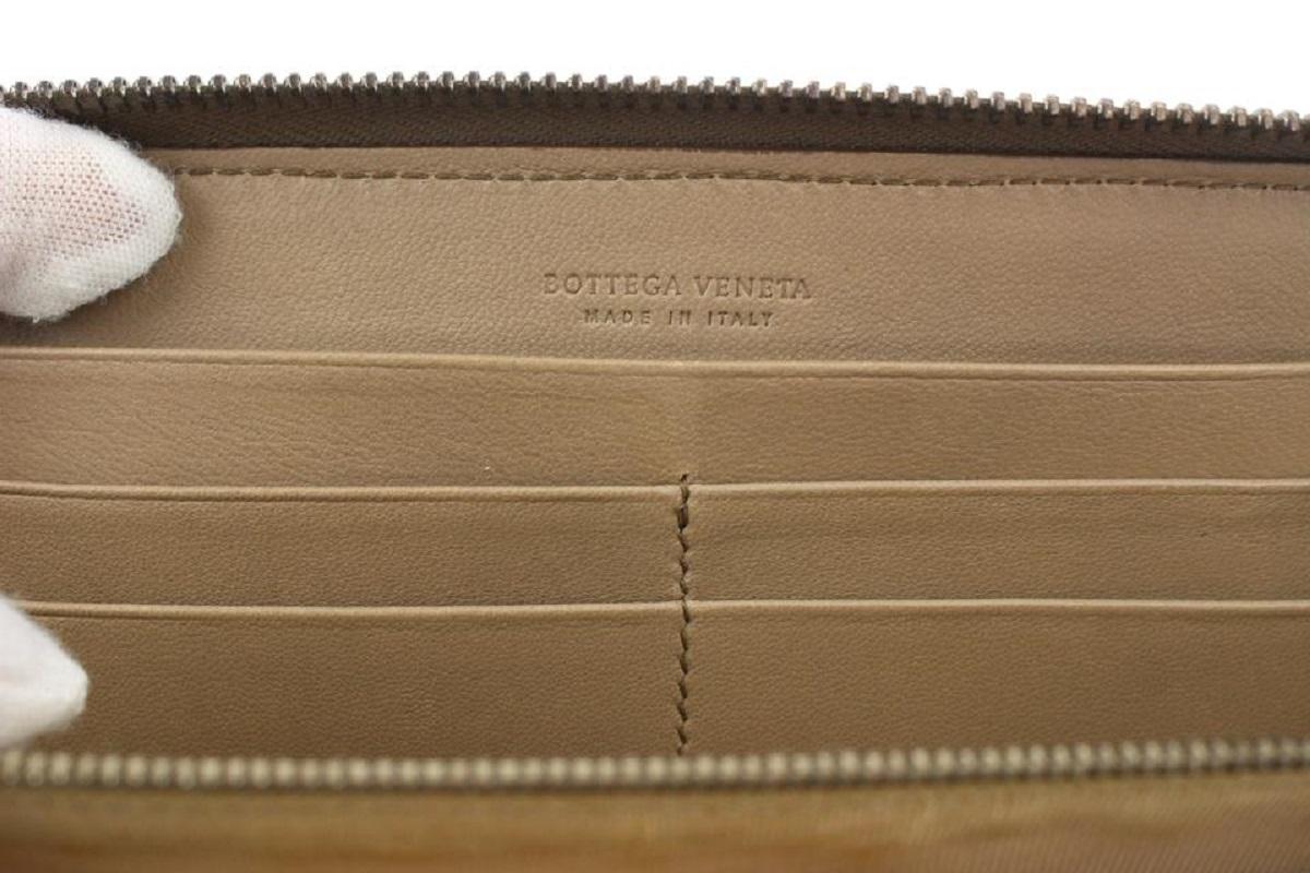 Bottega Veneta - Portefeuille en cuir beige Intrecciato Continental avec fermeture éclair et fermeture éclair Pour femmes en vente