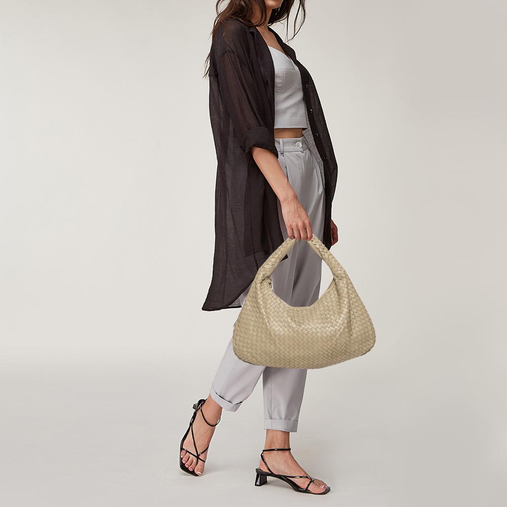 Bottega Veneta Beige Intrecciato Leather Large Veneta Hobo In Good Condition In Dubai, Al Qouz 2
