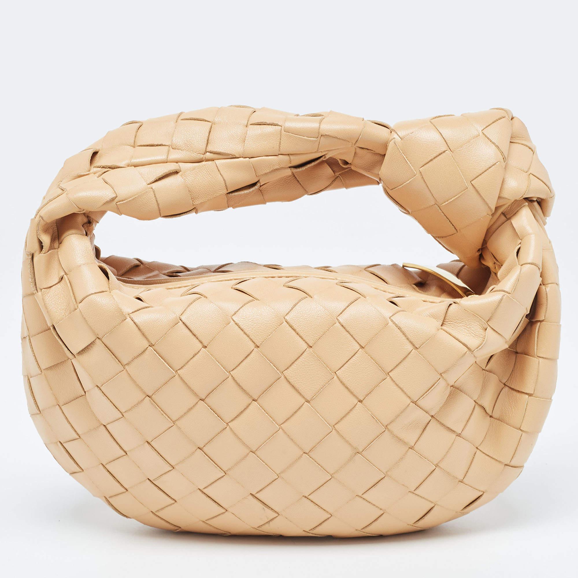 Ce sac hobo Bottega Veneta Jodie est réalisé en cuir selon la technique de tissage Intrecciato emblématique de la marque et présente une silhouette sans couture. Ce sac, qui incarne l'élégance et le charme subtil, est retenu par une anse nouée. Le