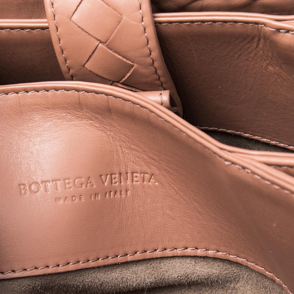 Bottega Veneta - Mini fourre-tout Roma en cuir beige Intrecciato en vente 4