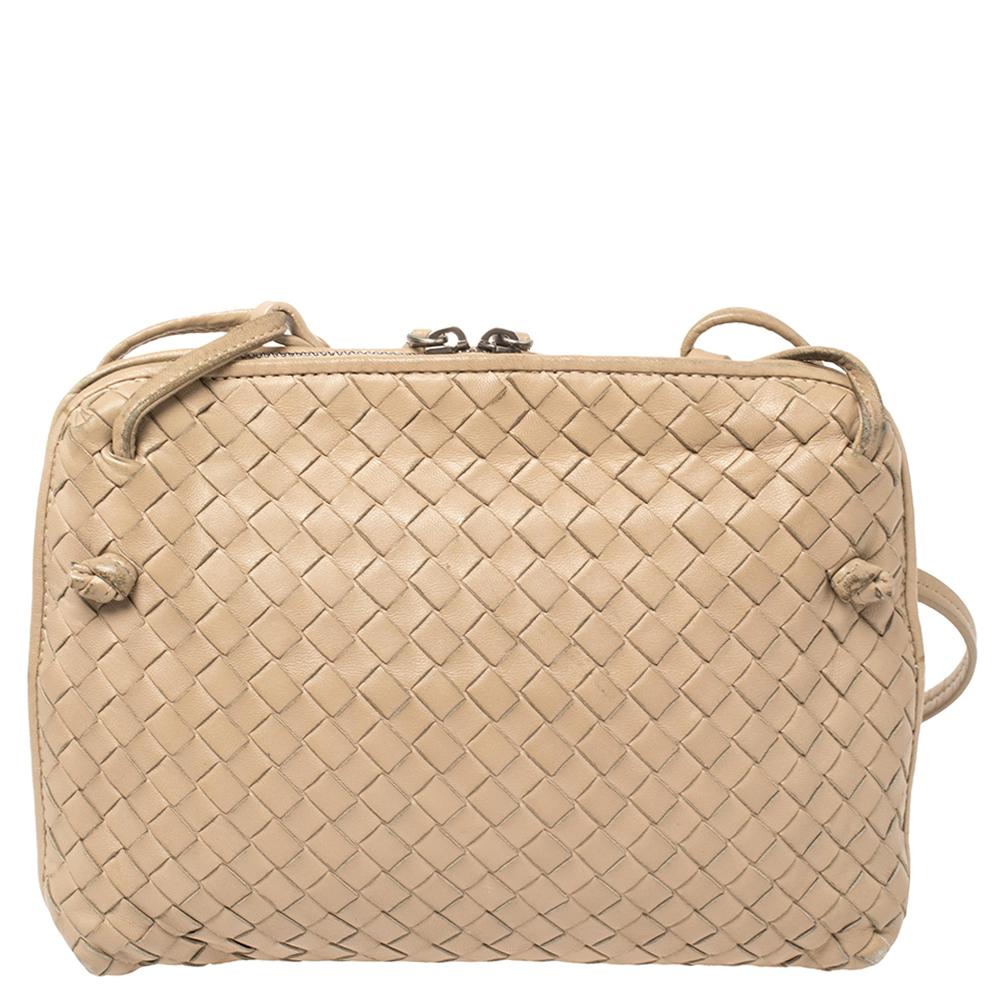 With a minimal design, Bottega Veneta's Nodini bag is a must-have design for a fashionista like you! Constructed using their signature Intrecciato weave, it features a beige hue and a zip closure that secures a well-sized interior. The bag suspends