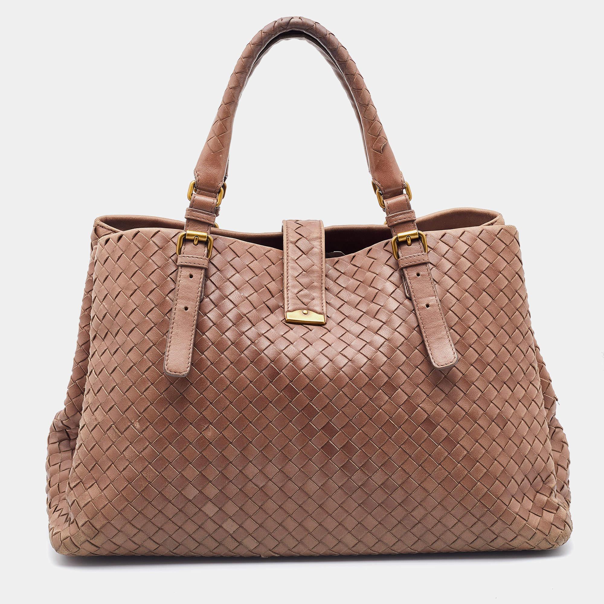 This stylish bag from Bottega Veneta has been crafted from leather. It opens to a capacious interior that can easily hold your everyday essentials. The bag is finished with gold-tone hardware and dual handles.

